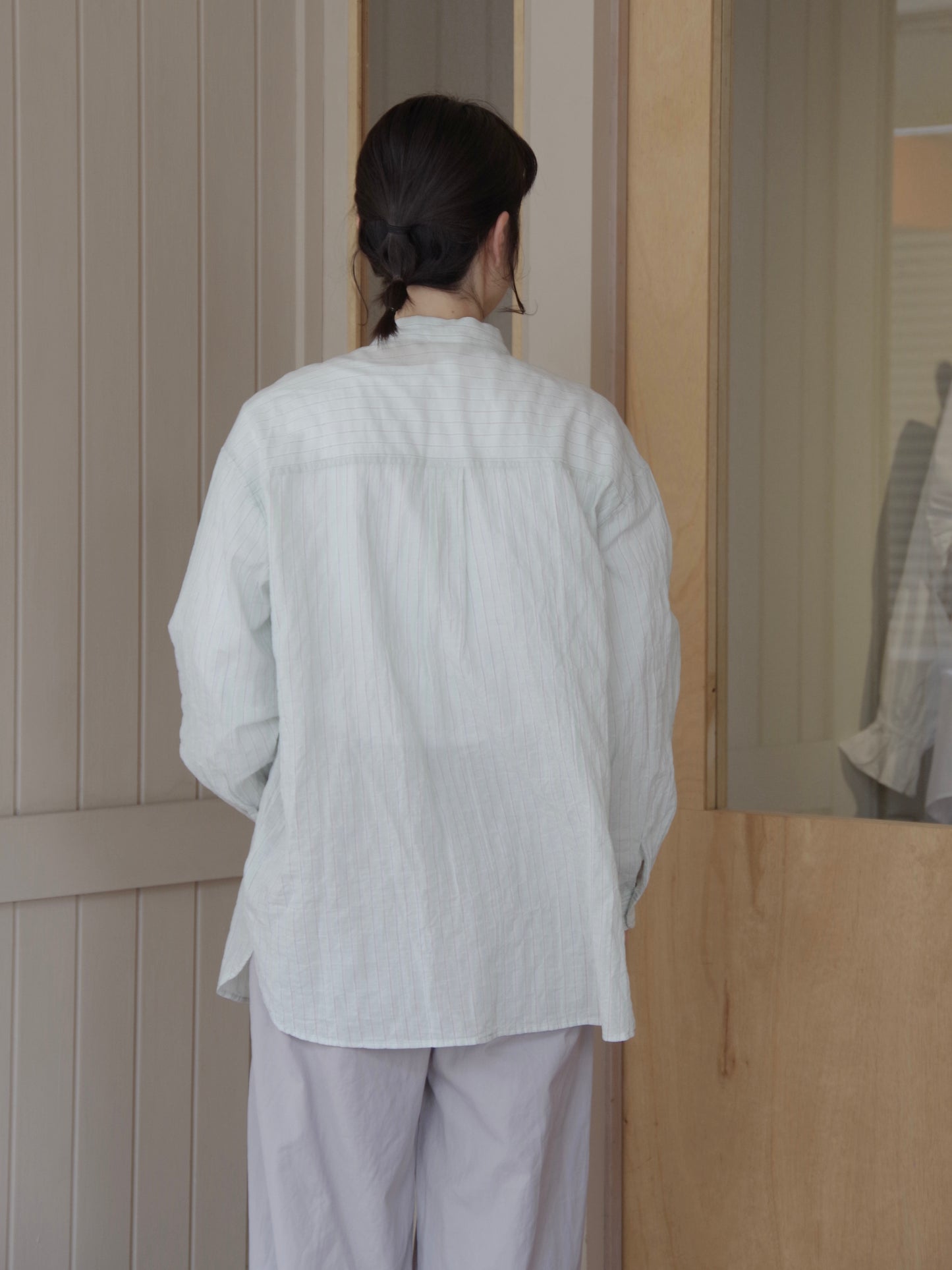 shirring stripe バンドカラーシャツ (2 color) | bulle de savon