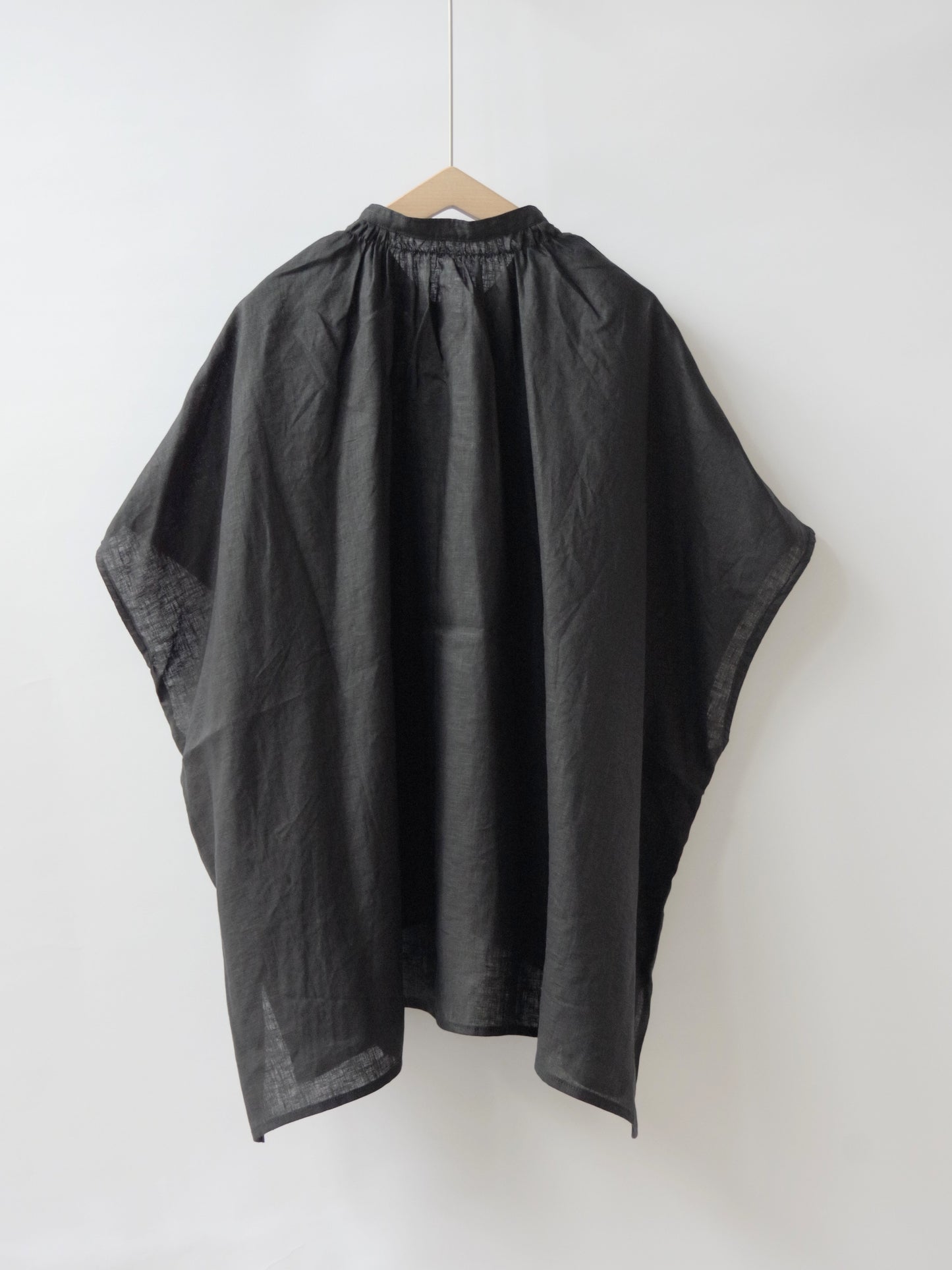 フレンチリネン 比翼あきシャーリングワイドブラウス | UNIVERSAL TISSU