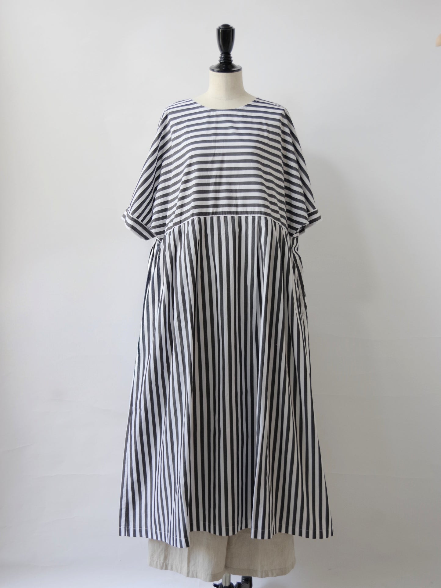 ワイドストライプ 2WAYノーカラーワンピース | UNIVERSAL SEVEN