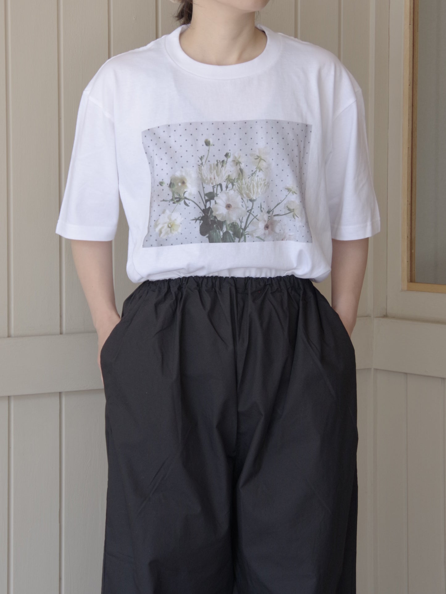 ありそうでないクリスマスローズ柄 Tシャツ | potandtea