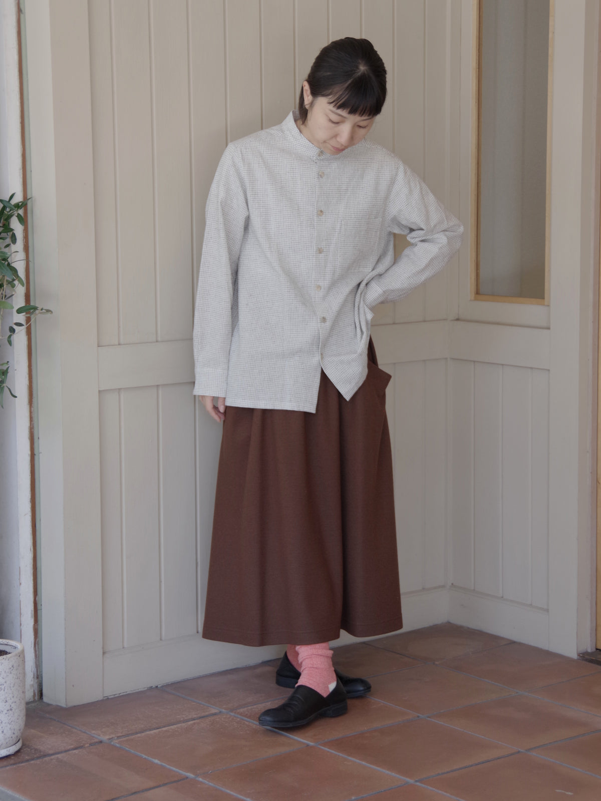 コットンリネンピンチェックバンドカラーシャツ | atelier naruse