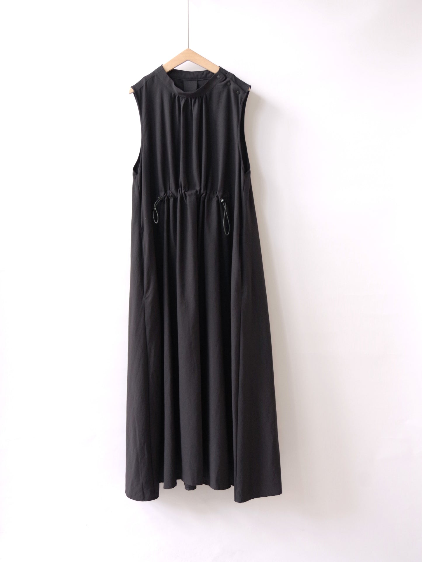 Nylon twill gathered sleeveless dress | itochi
