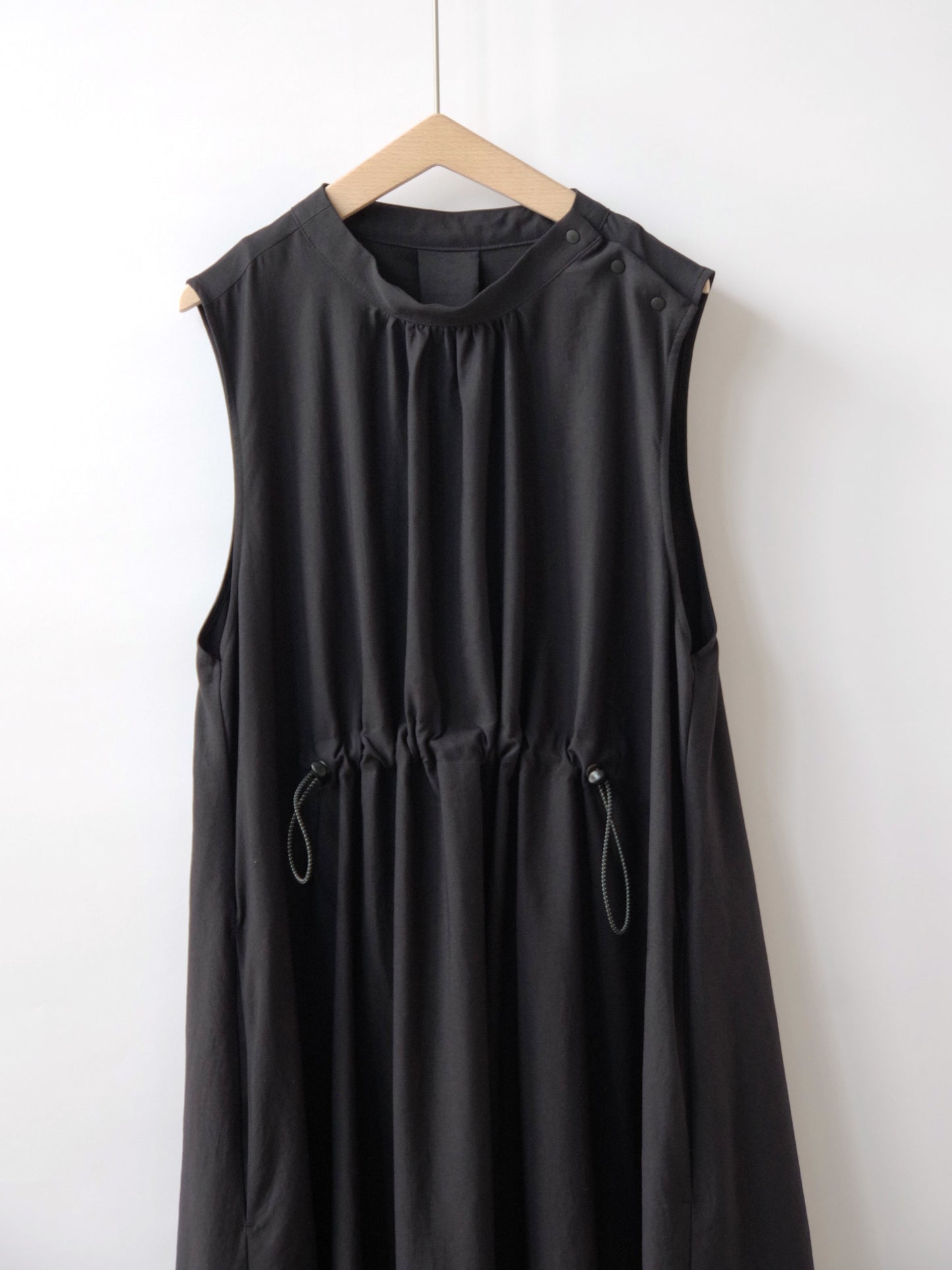 Nylon twill gathered sleeveless dress | itochi
