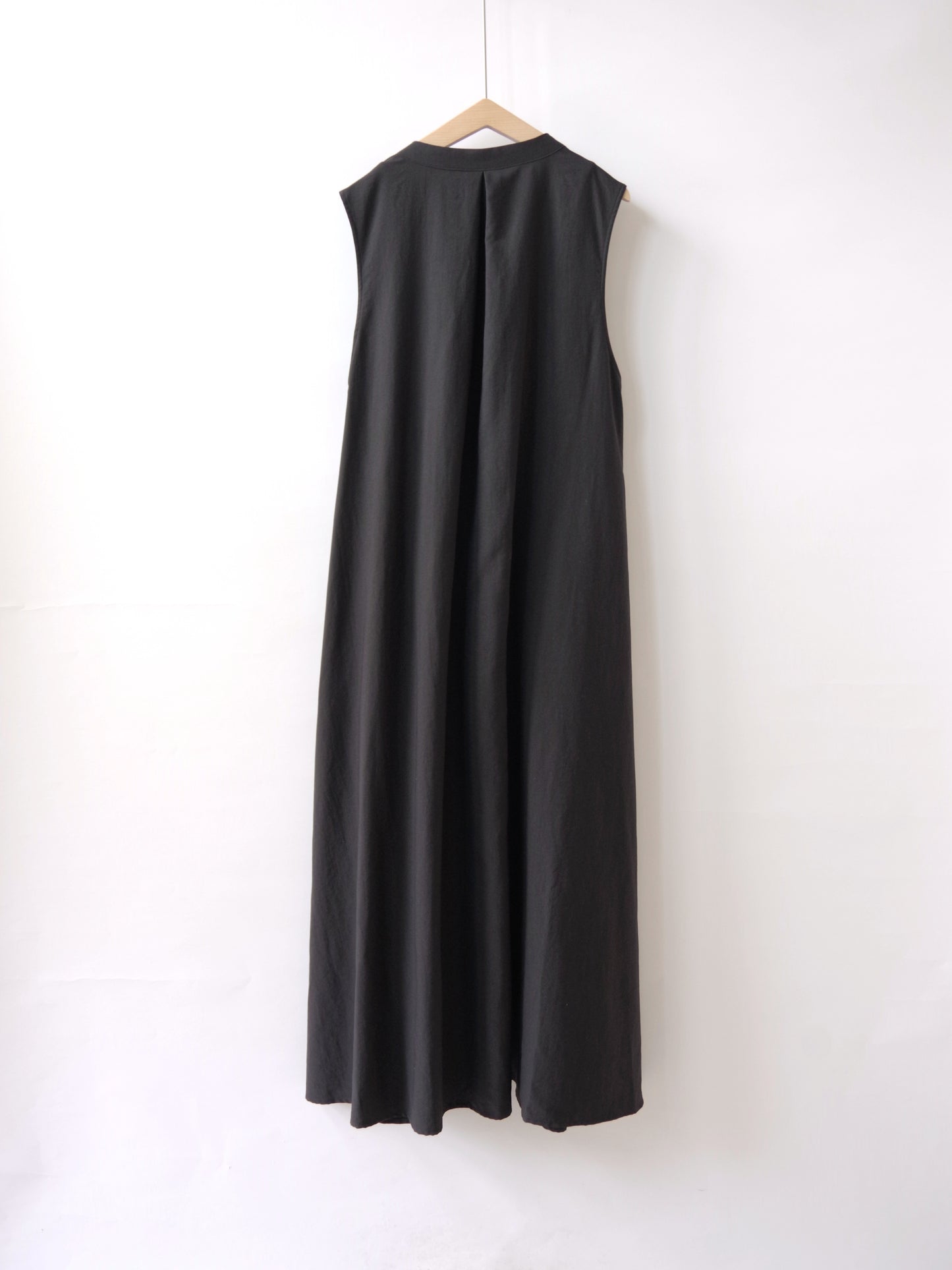 Nylon twill gathered sleeveless dress | itochi