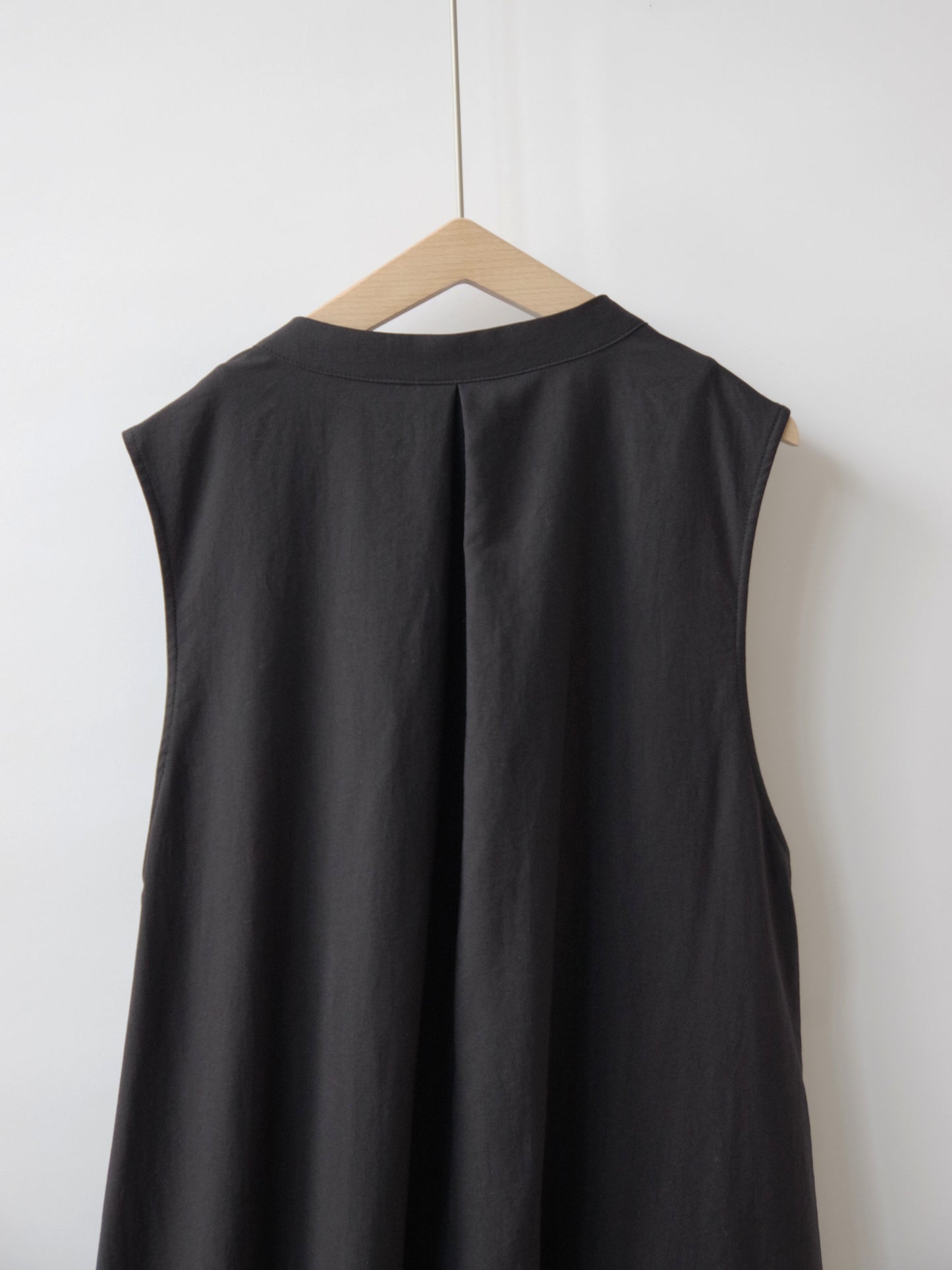 Nylon twill gathered sleeveless dress | itochi