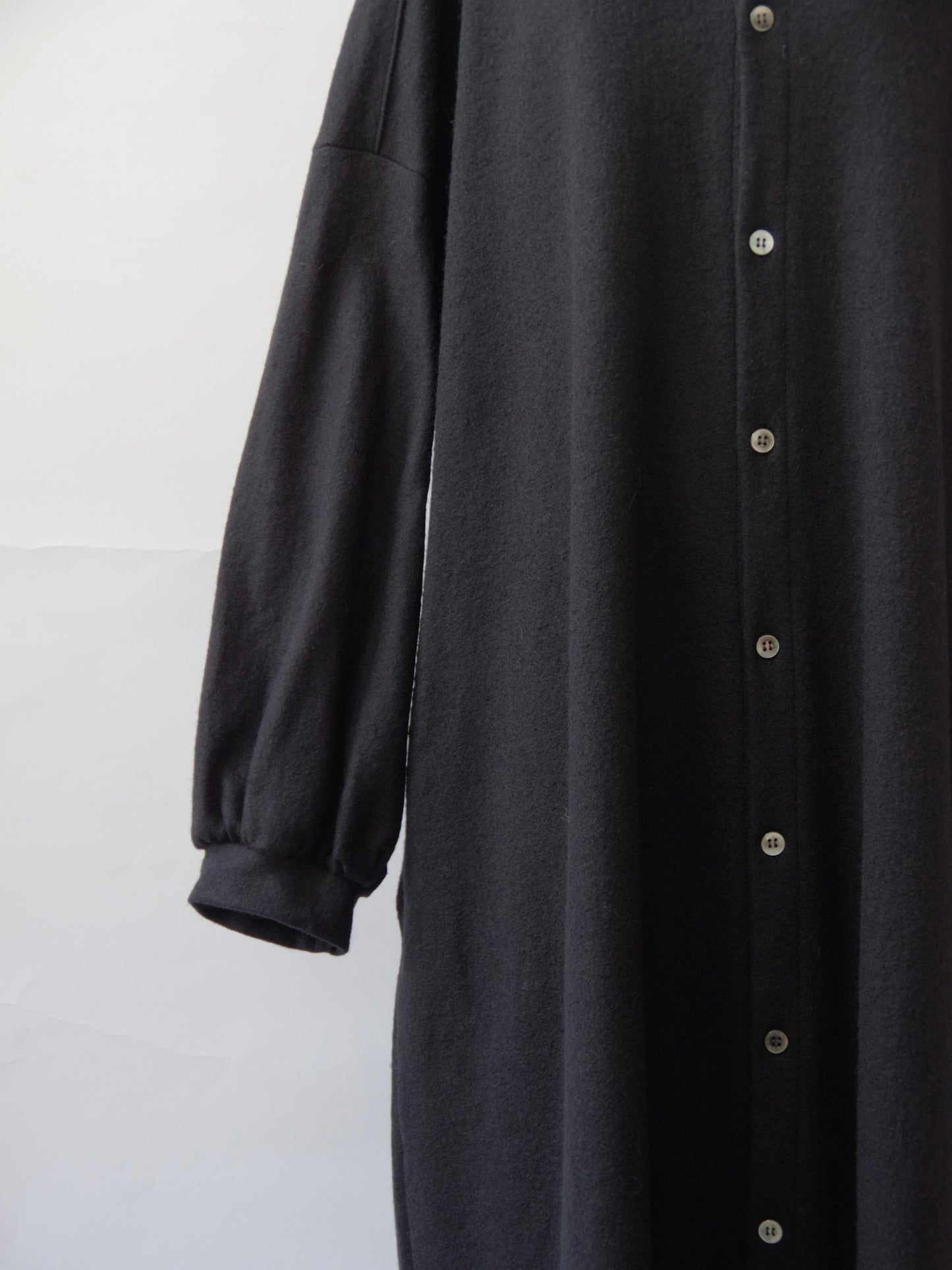 ウール圧縮 バンドカラーワンピースコート | UNIVERSAL TISSU