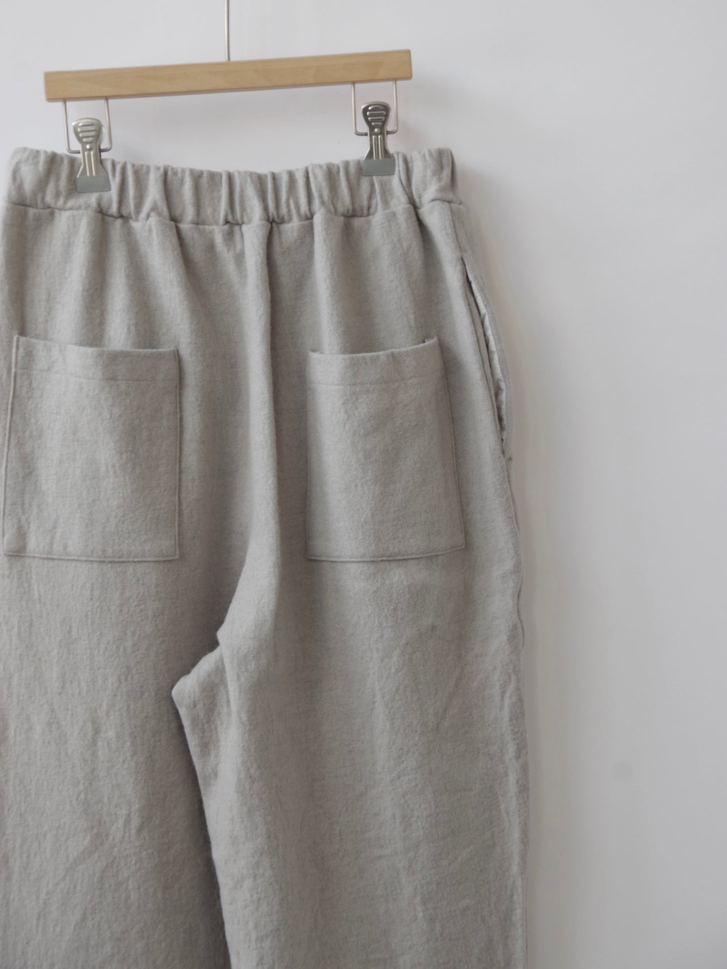 ウール圧縮 イージーテーパードパンツ | UNIVERSAL TISSU