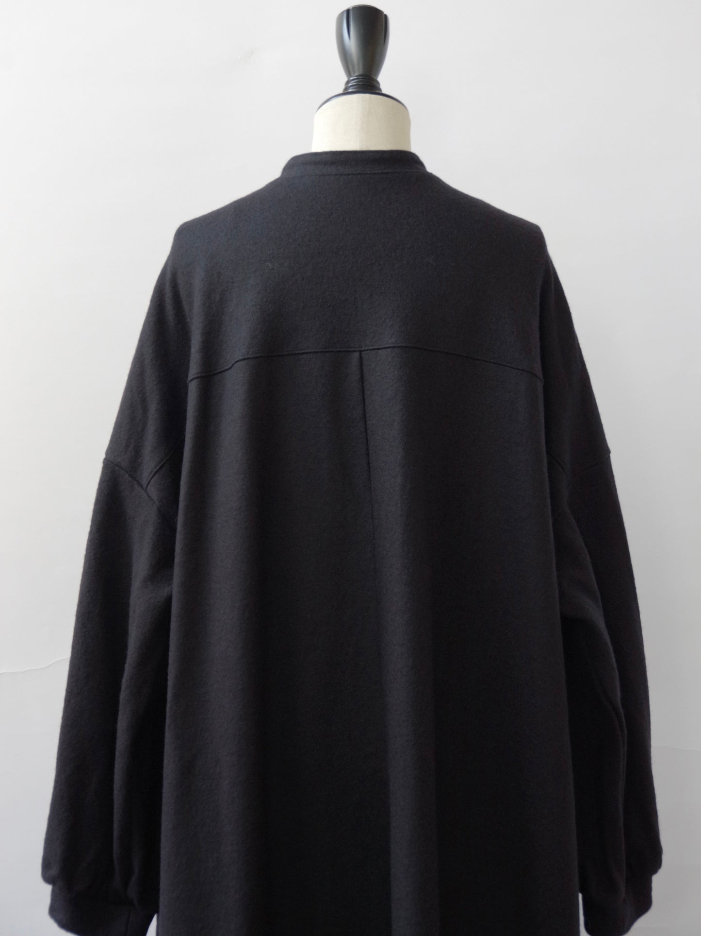 ウール圧縮 バンドカラーワンピースコート | UNIVERSAL TISSU