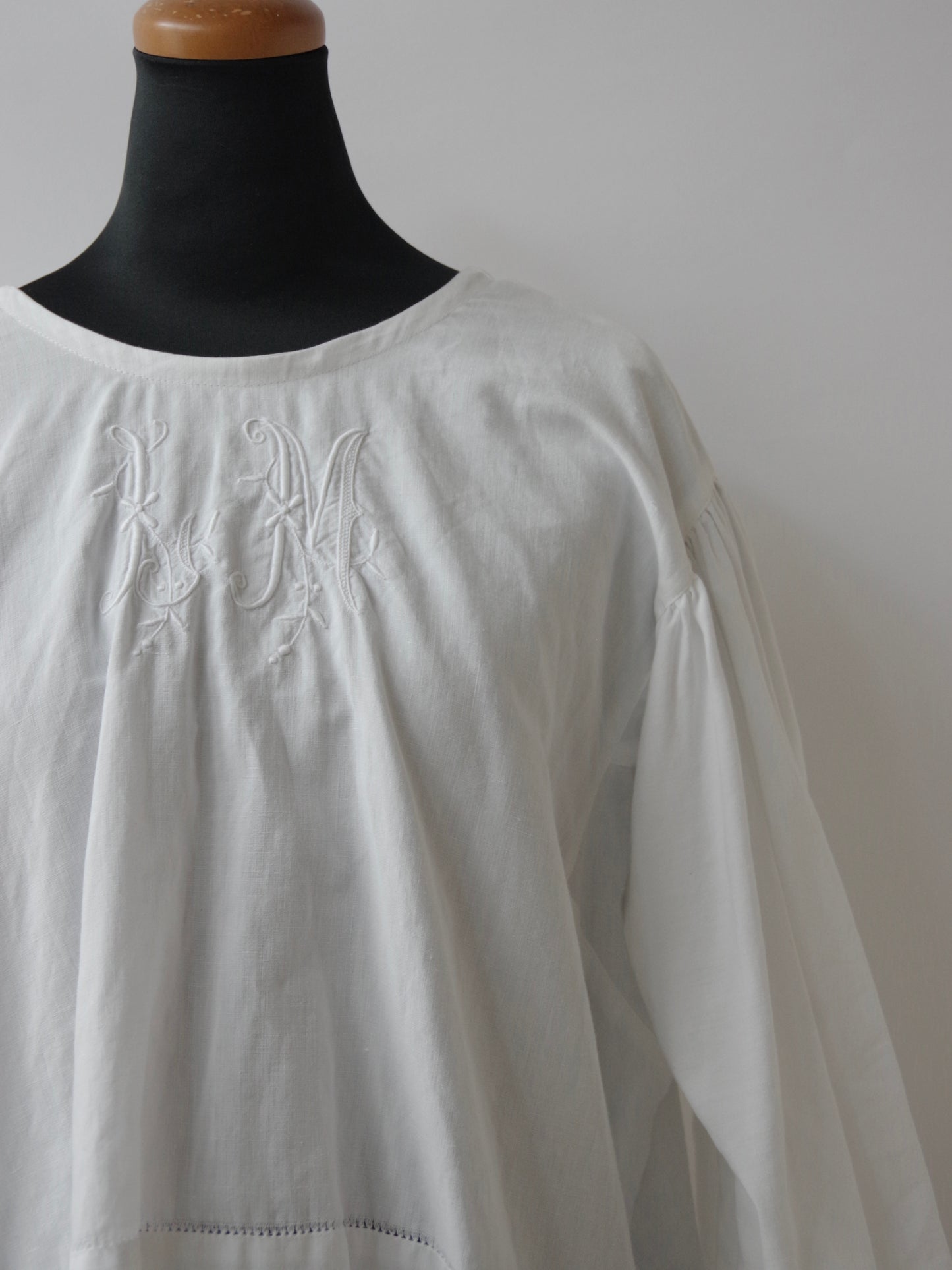 アンティークベッドリネン ショートブラウス MO-25-BL096 | motley