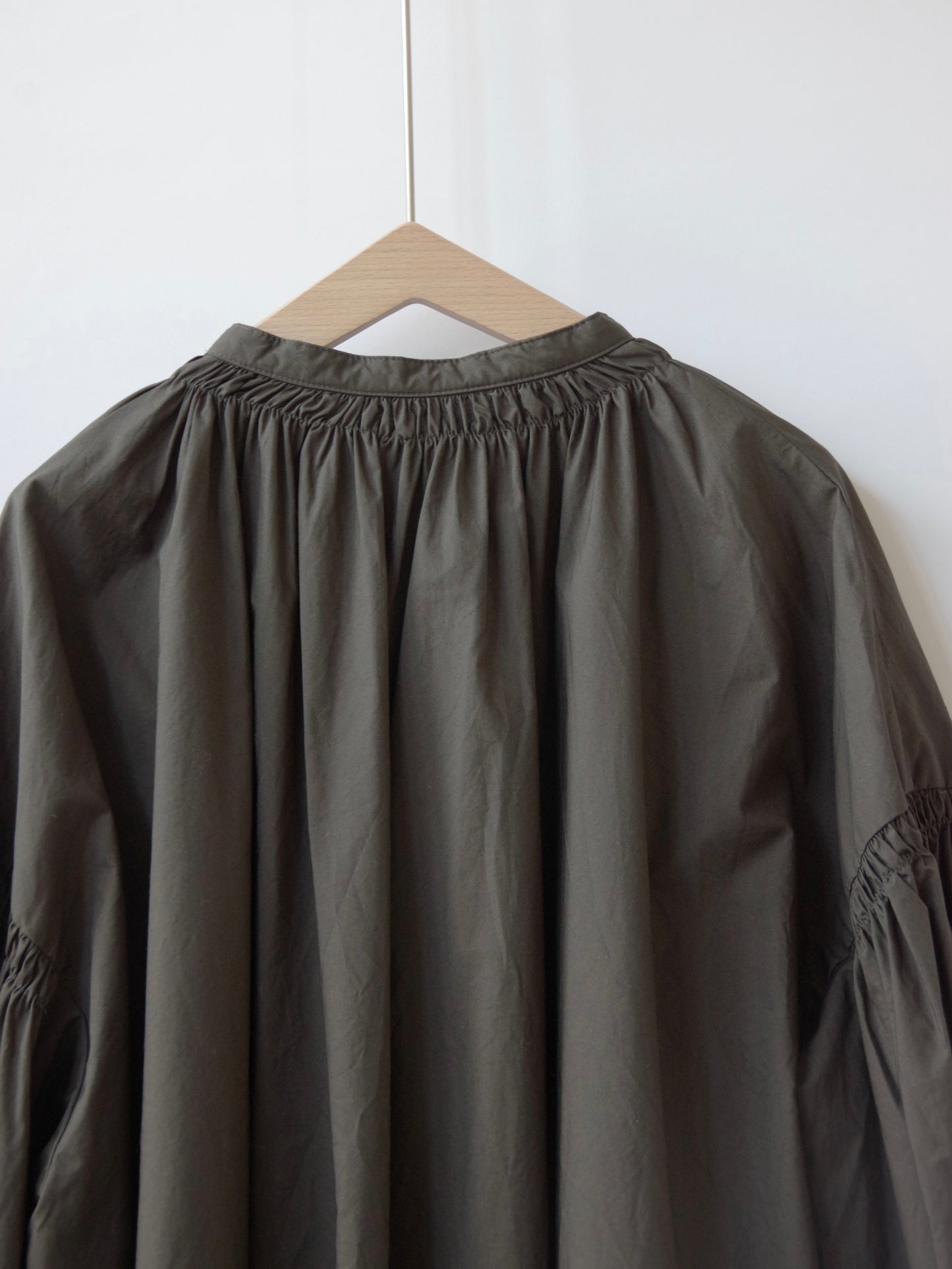 ナチュラルタイプライターロングスリーブトリプルシャーリングブラウス | UNIVERSAL TISSU