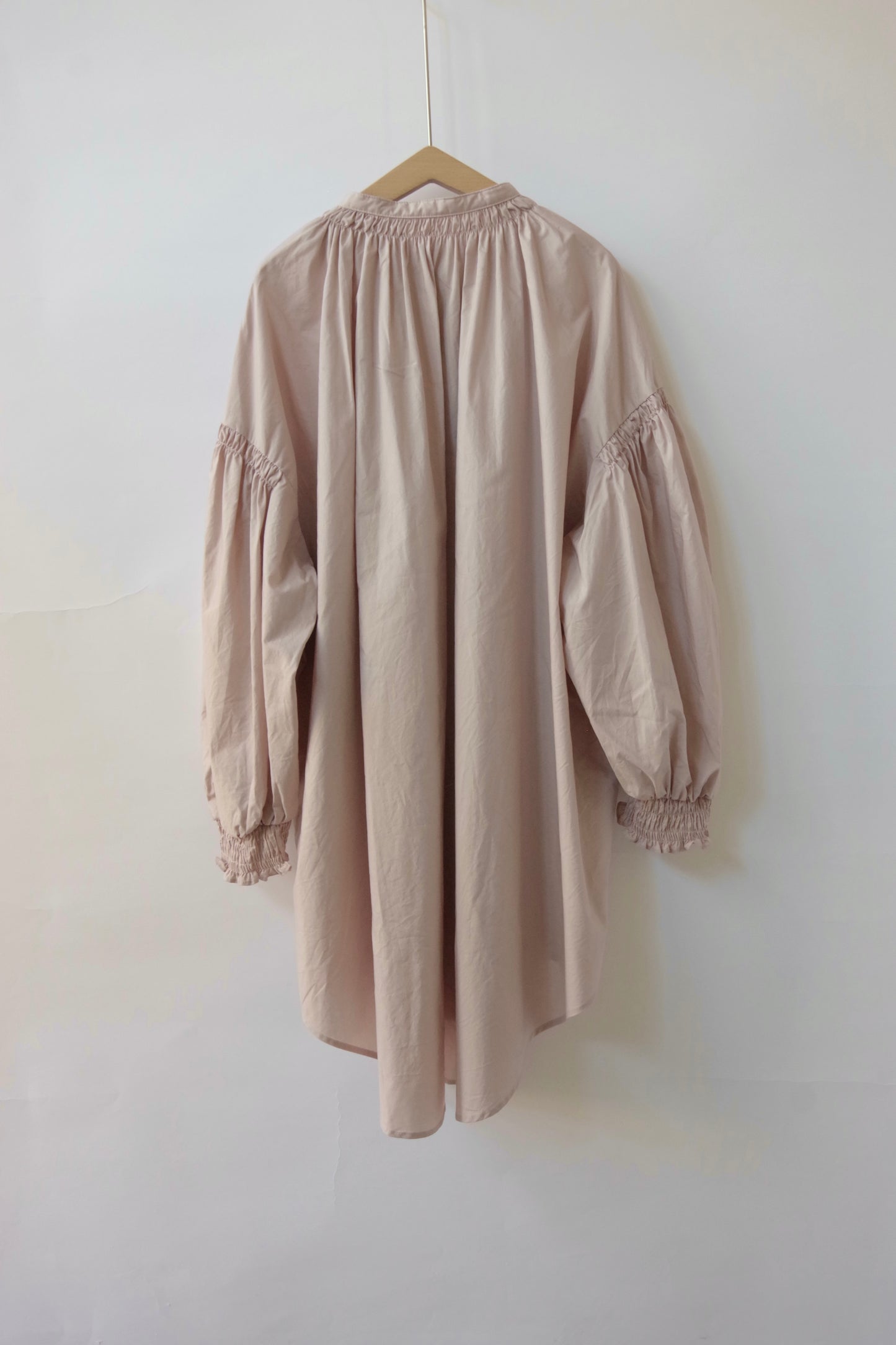 ナチュラルタイプライターロングスリーブトリプルシャーリングブラウス | UNIVERSAL TISSU