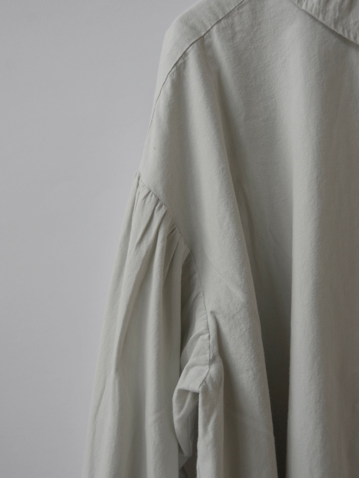 高密度ヴィンテージブロードフリル比翼ブラウス | Hands of creation