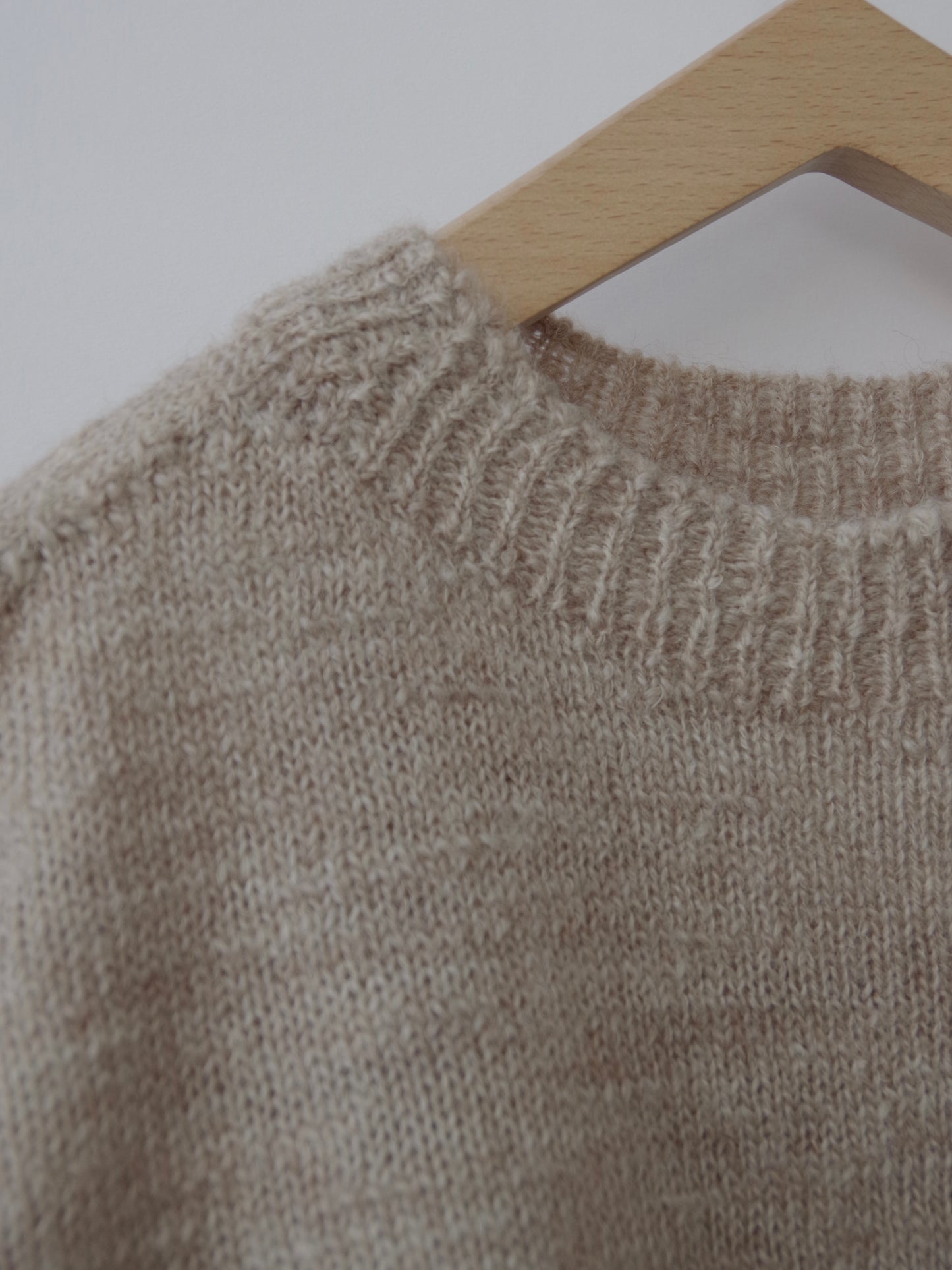 ランダムスラブウール 5Gホールガーメントシンプルポケットプルオーバー | Hands of creation