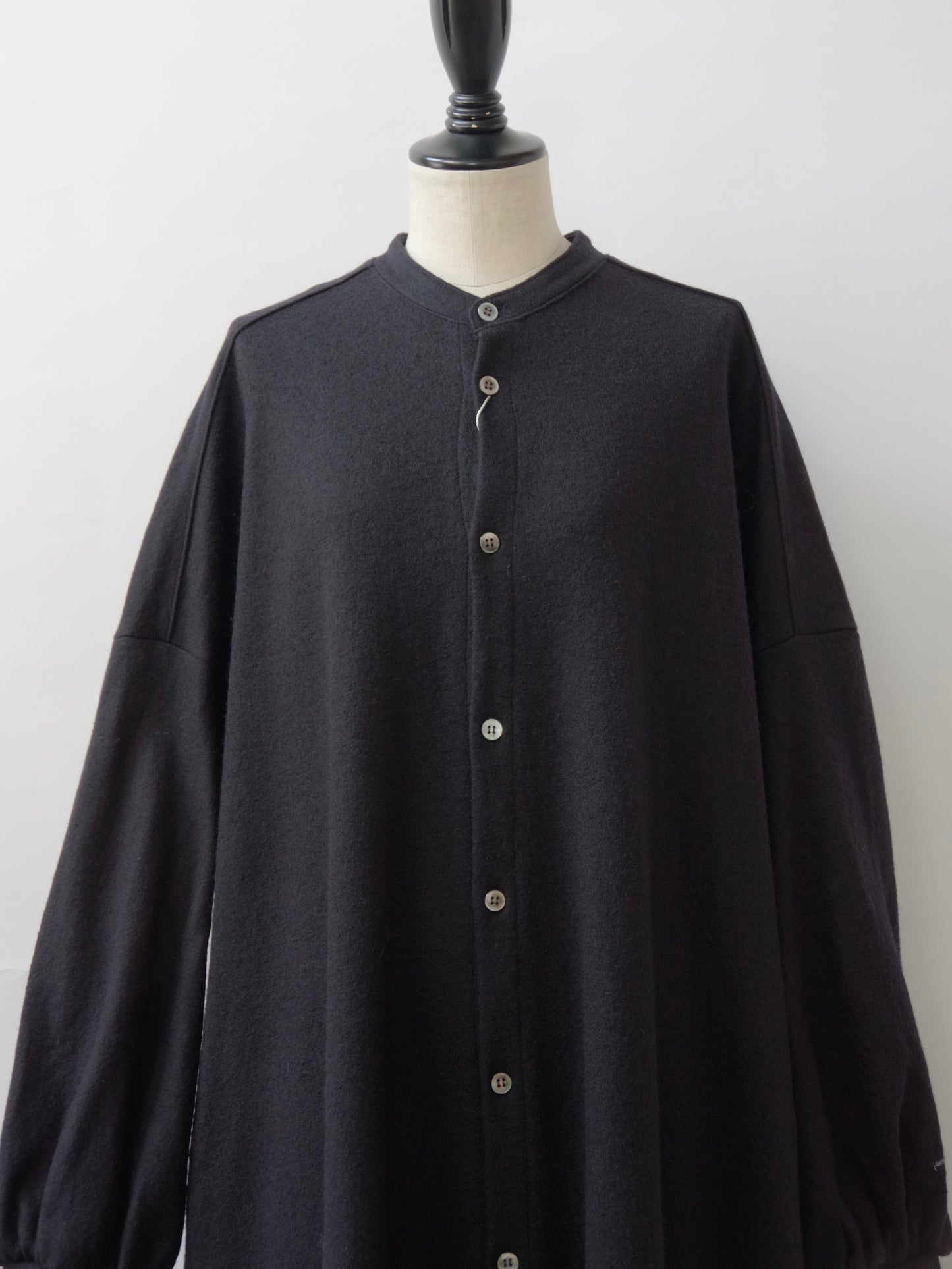 ウール圧縮 バンドカラーワンピースコート | UNIVERSAL TISSU