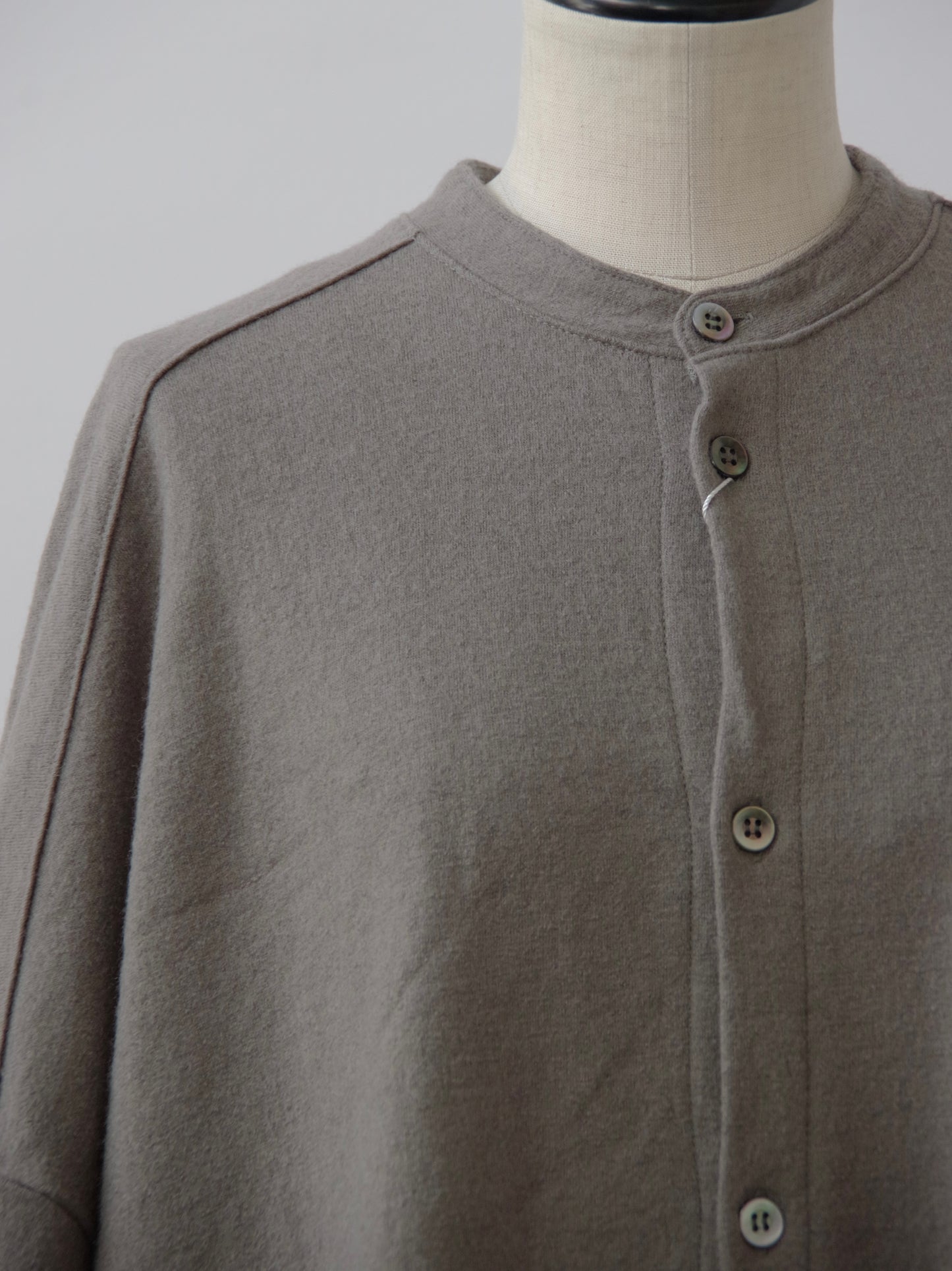 ウール圧縮 バンドカラーワンピースコート | UNIVERSAL TISSU