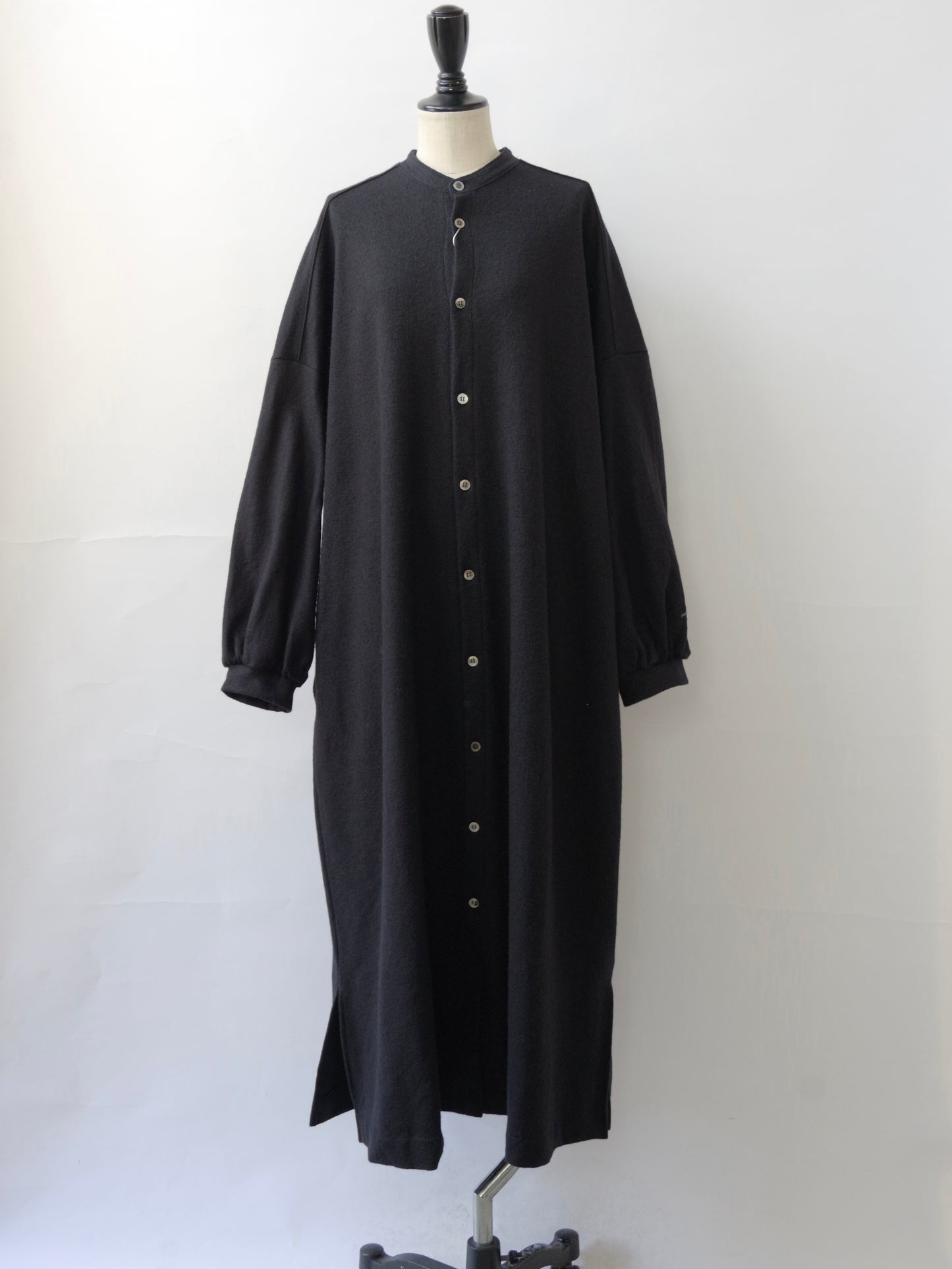 ウール圧縮 バンドカラーワンピースコート | UNIVERSAL TISSU