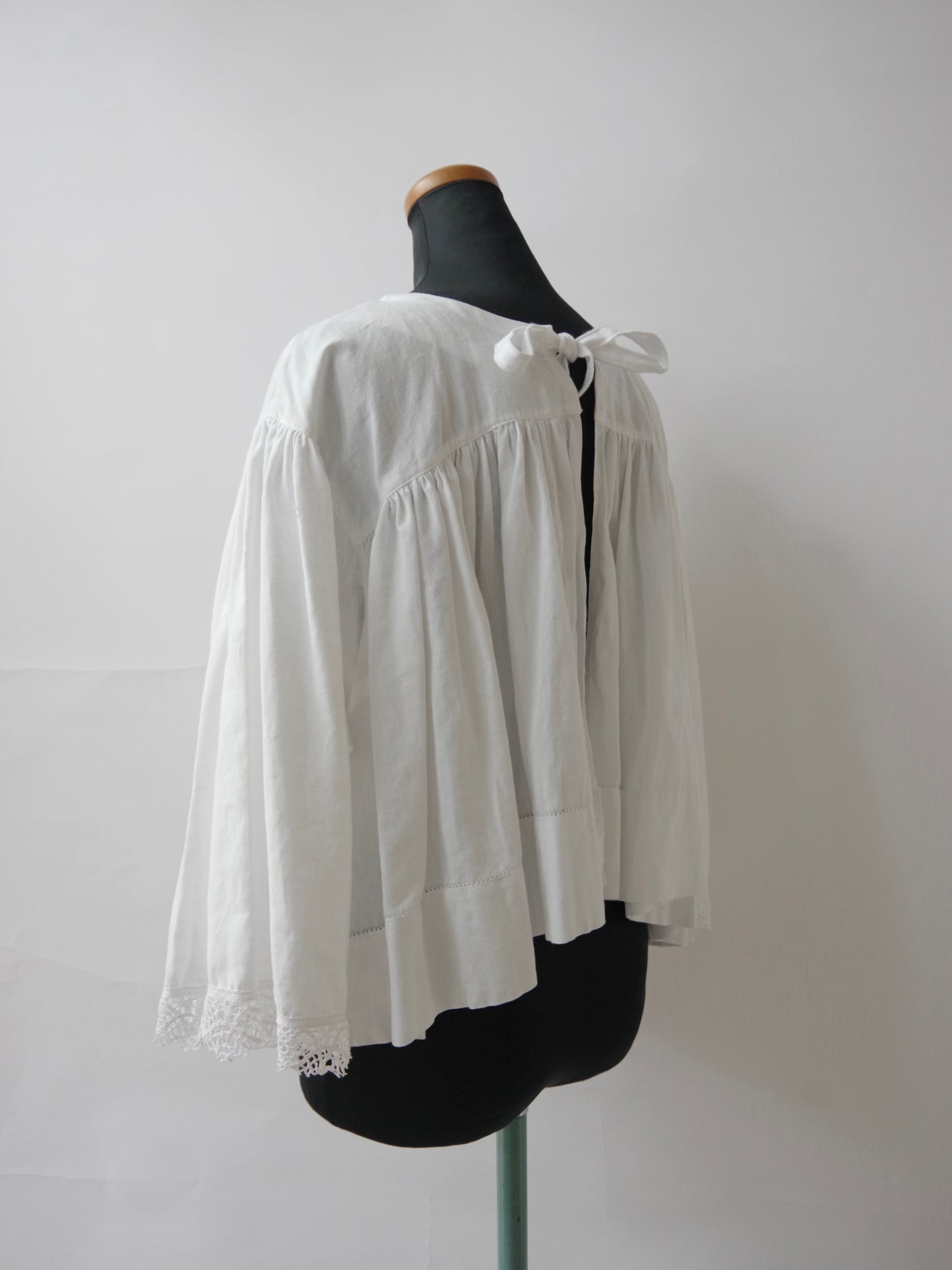 アンティークベッドリネン ショートブラウス MO-25-BL096 | motley