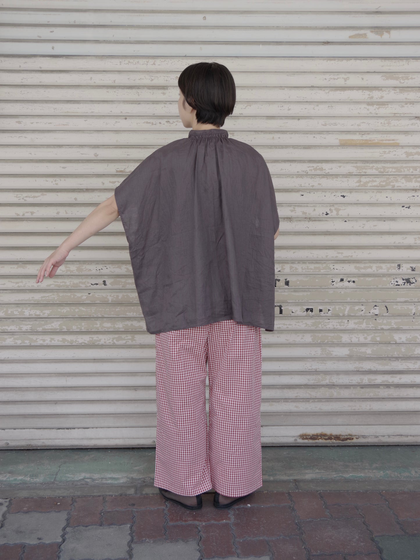 フレンチリネン比翼あきシャーリングワイドブラウス (2 color) | UNIVERSAL TISSU