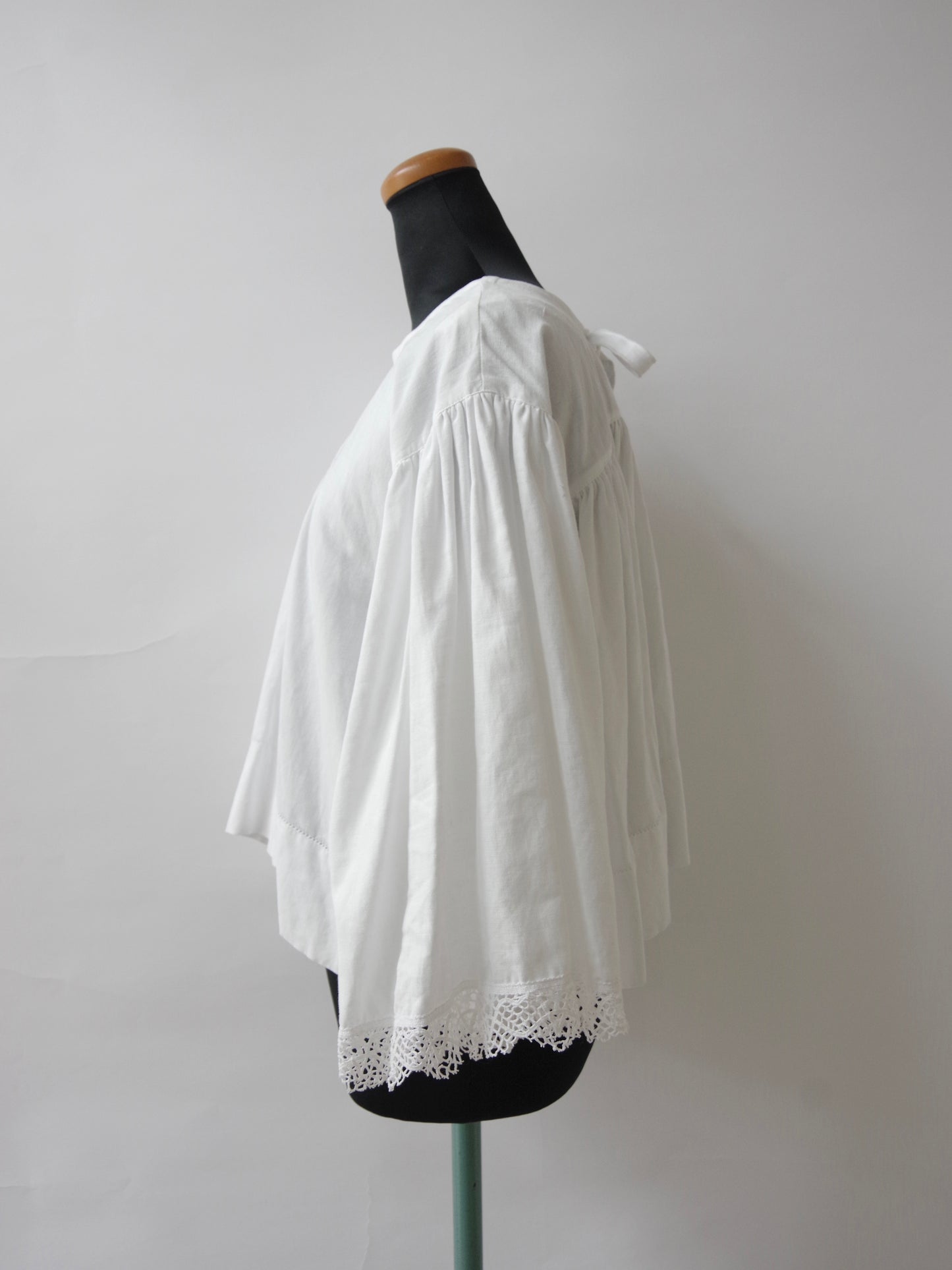 アンティークベッドリネン ショートブラウス MO-25-BL096 | motley