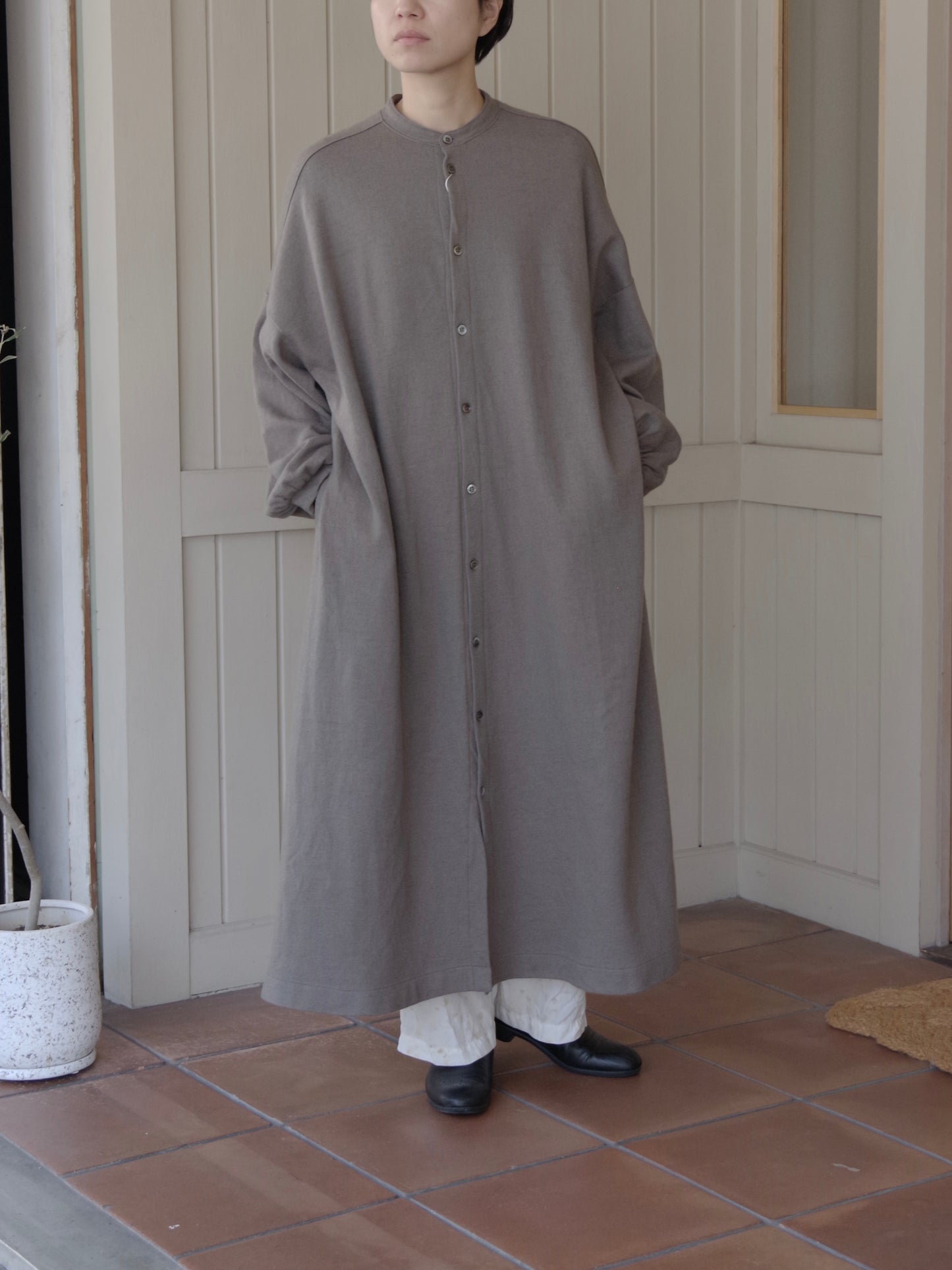 ウール圧縮 バンドカラーワンピースコート | UNIVERSAL TISSU