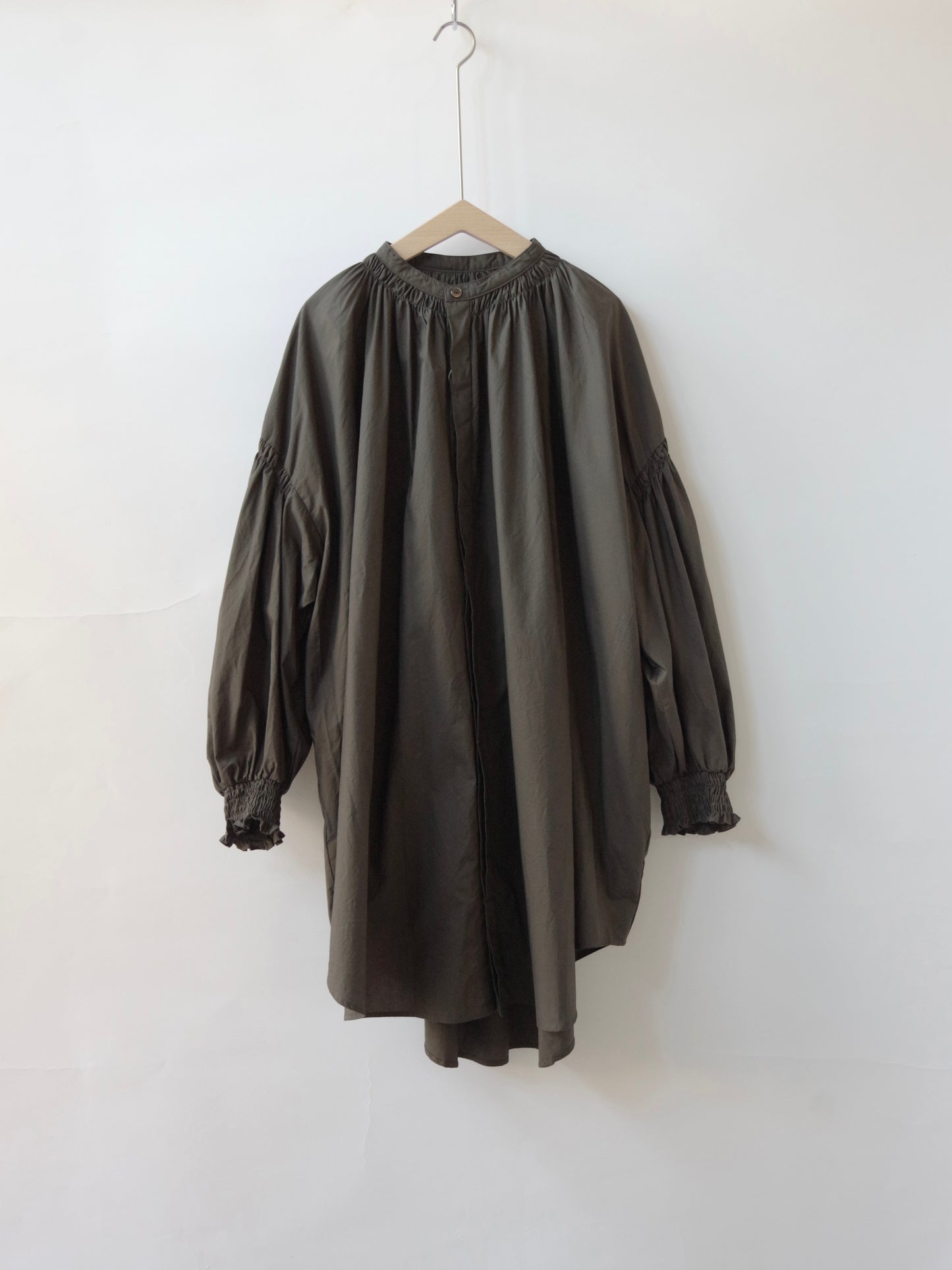 ナチュラルタイプライターロングスリーブトリプルシャーリングブラウス | UNIVERSAL TISSU