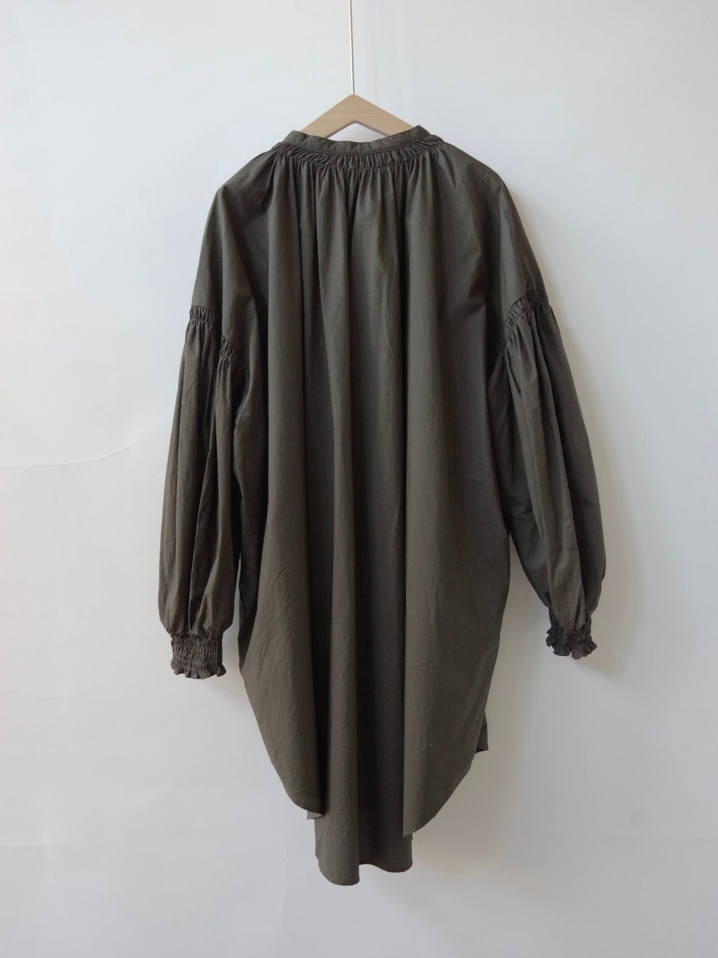 ナチュラルタイプライターロングスリーブトリプルシャーリングブラウス | UNIVERSAL TISSU