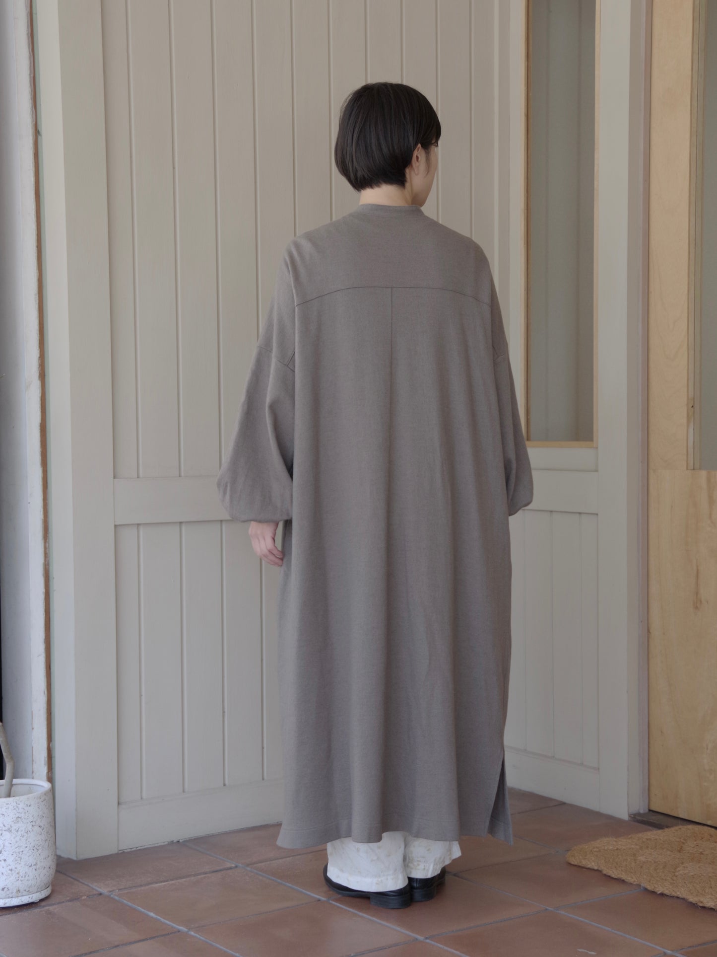 ウール圧縮 バンドカラーワンピースコート | UNIVERSAL TISSU