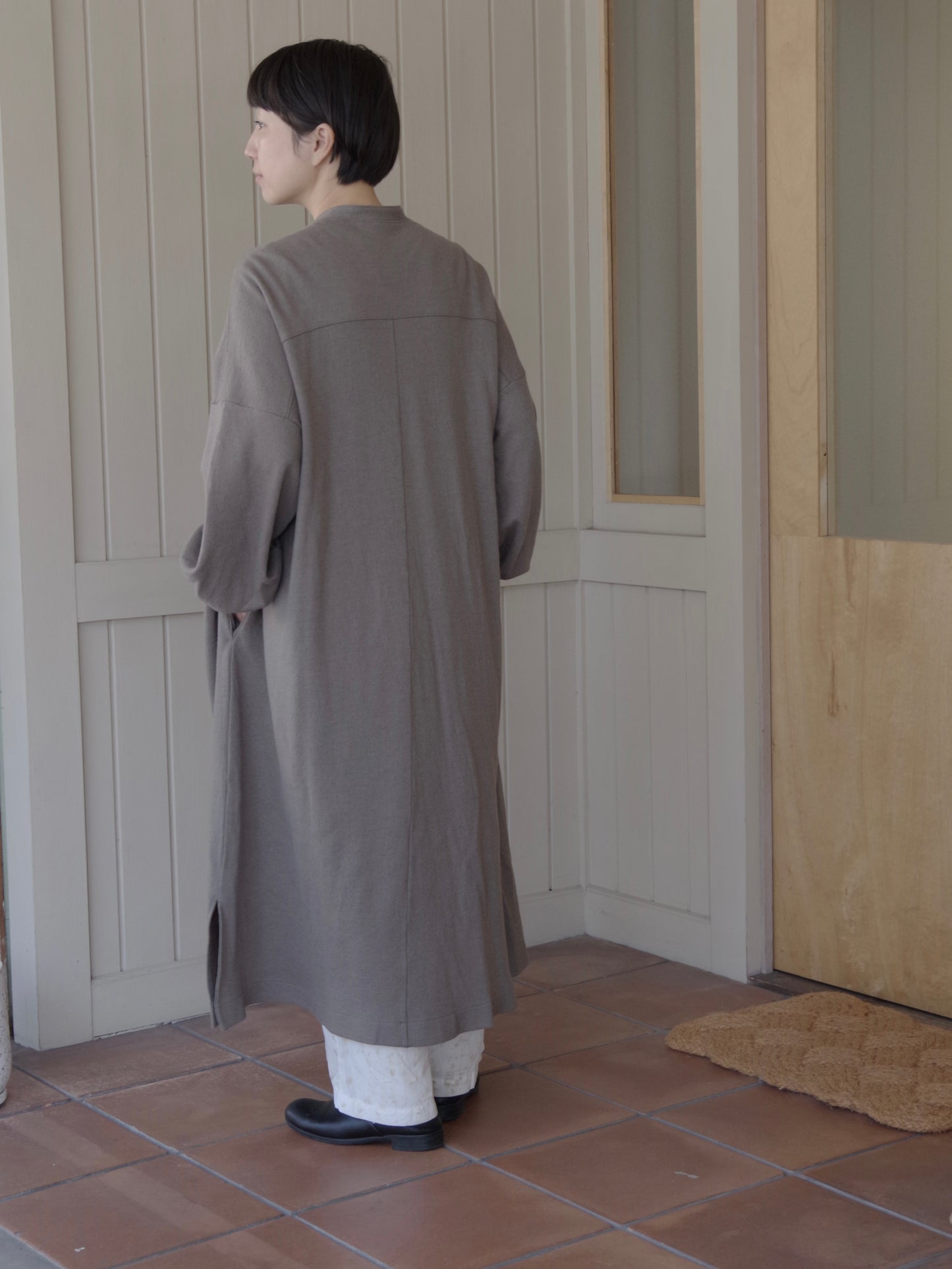 ウール圧縮 バンドカラーワンピースコート | UNIVERSAL TISSU