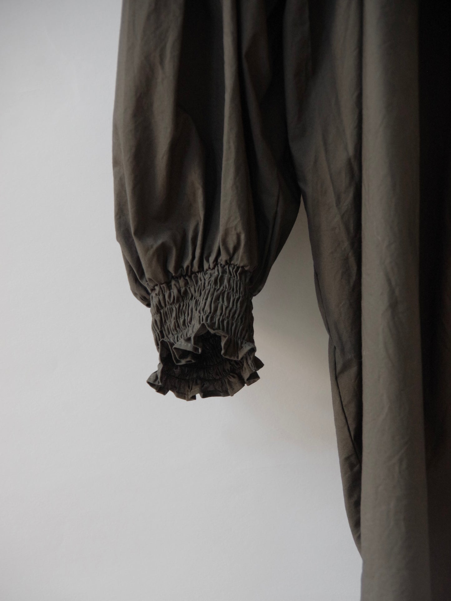 ナチュラルタイプライターロングスリーブトリプルシャーリングブラウス | UNIVERSAL TISSU