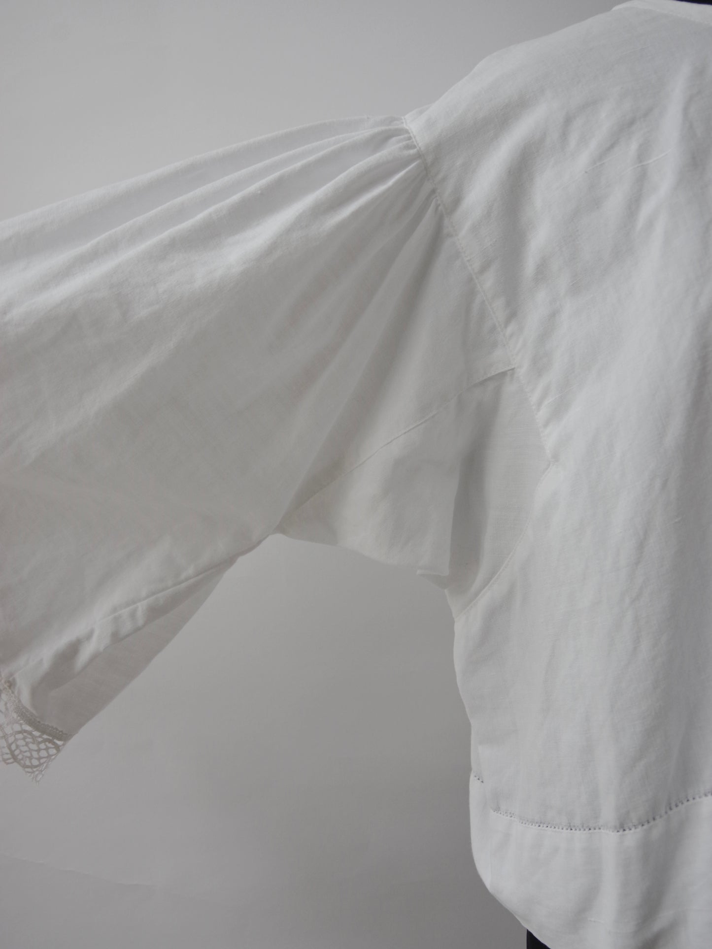 アンティークベッドリネン ショートブラウス MO-25-BL096 | motley