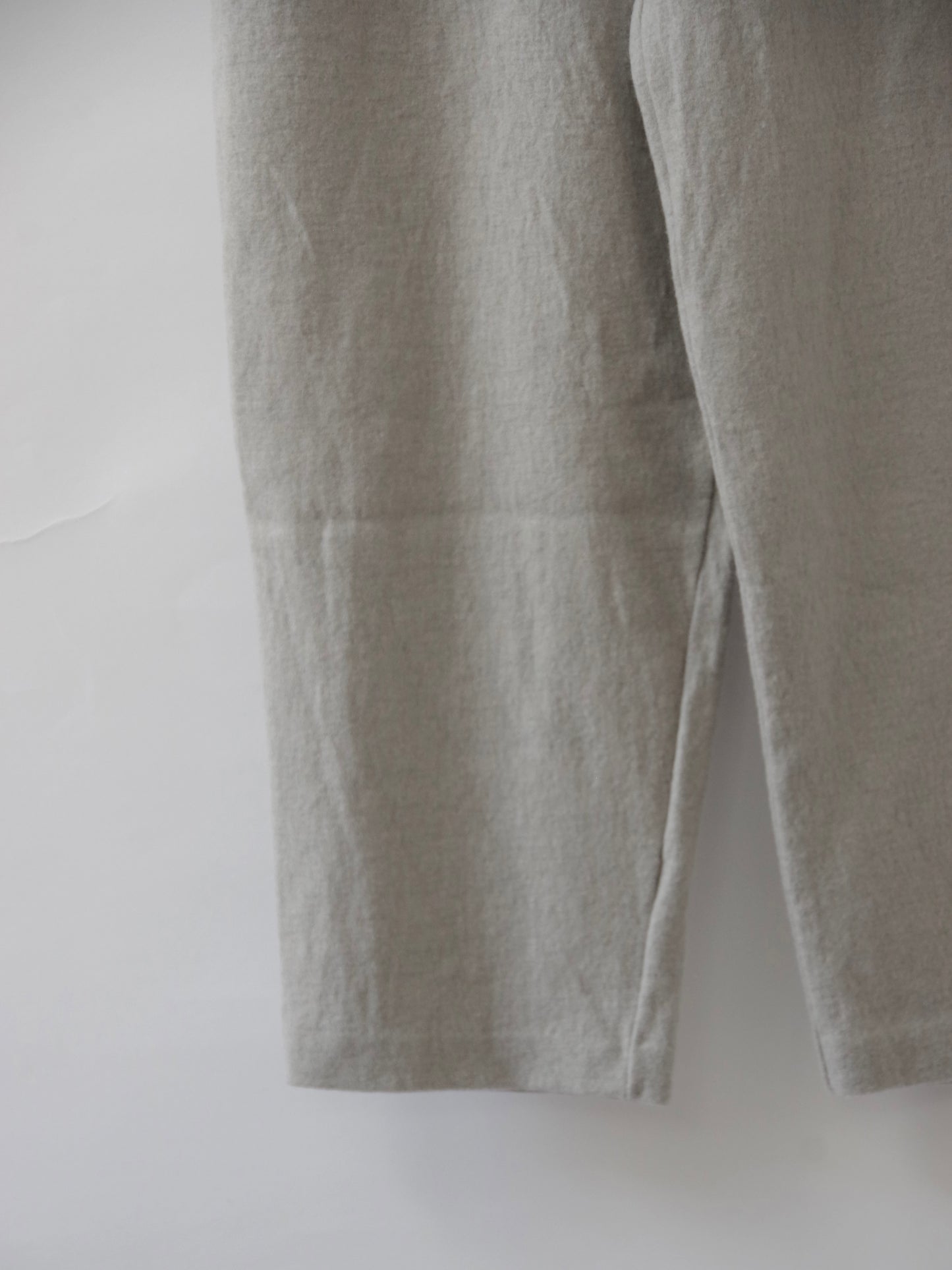 ウール圧縮 イージーテーパードパンツ | UNIVERSAL TISSU