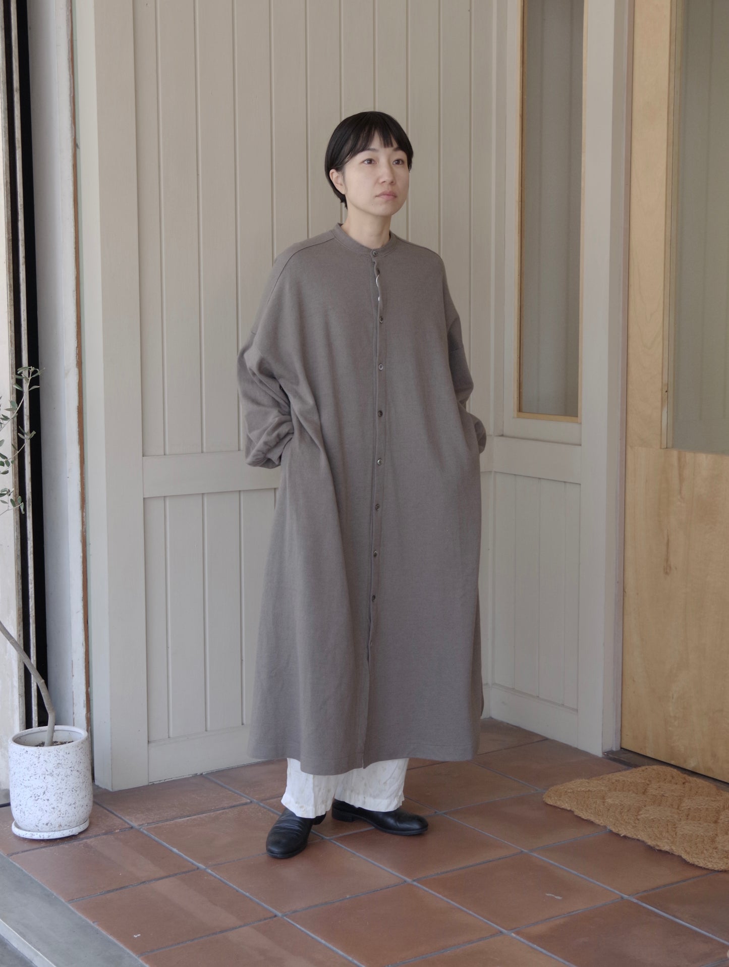 ウール圧縮 バンドカラーワンピースコート | UNIVERSAL TISSU