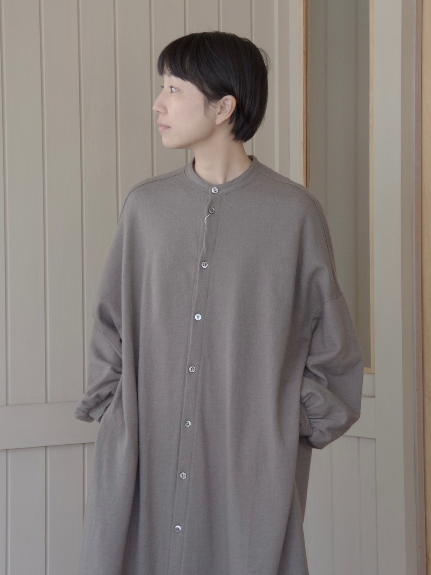 ウール圧縮 バンドカラーワンピースコート | UNIVERSAL TISSU