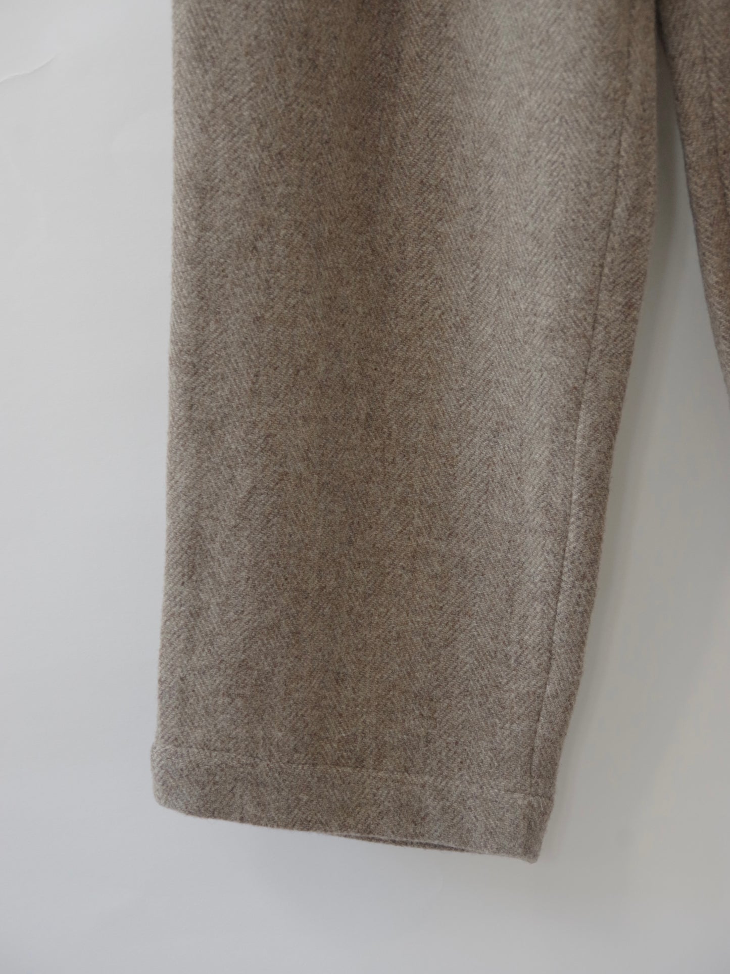 オリジナルウールへリンボンタックストレートパンツ |  TISSU