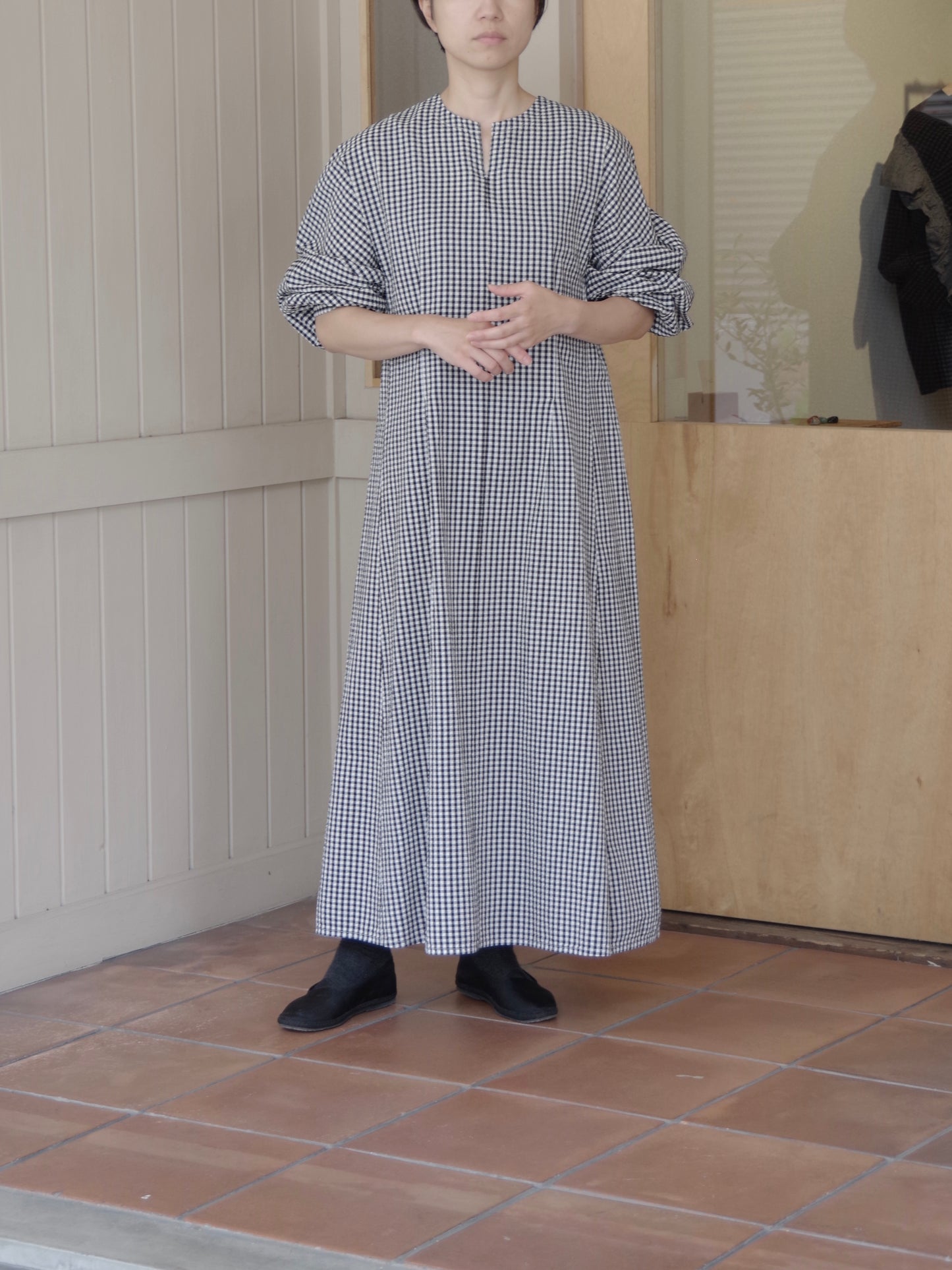コットンシルクサッカーチェック スリットネック2wayワンピース | yuni