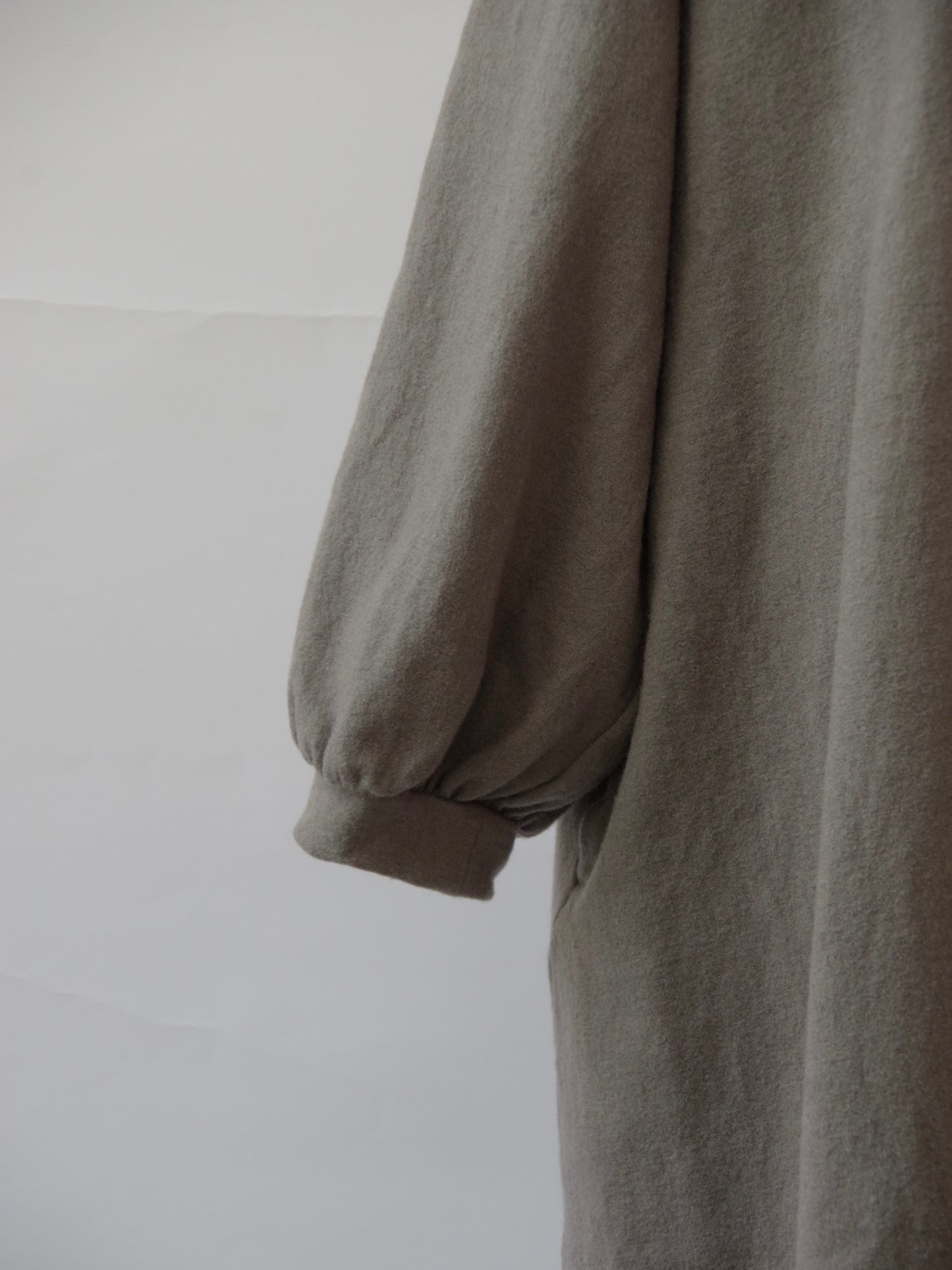 ウール圧縮 バンドカラーワンピースコート | UNIVERSAL TISSU