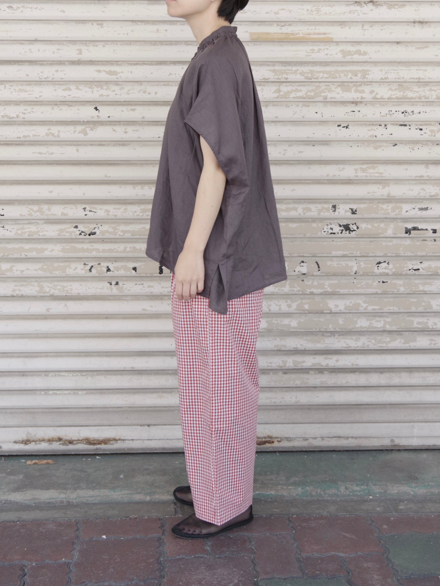フレンチリネン比翼あきシャーリングワイドブラウス (2 color) | UNIVERSAL TISSU