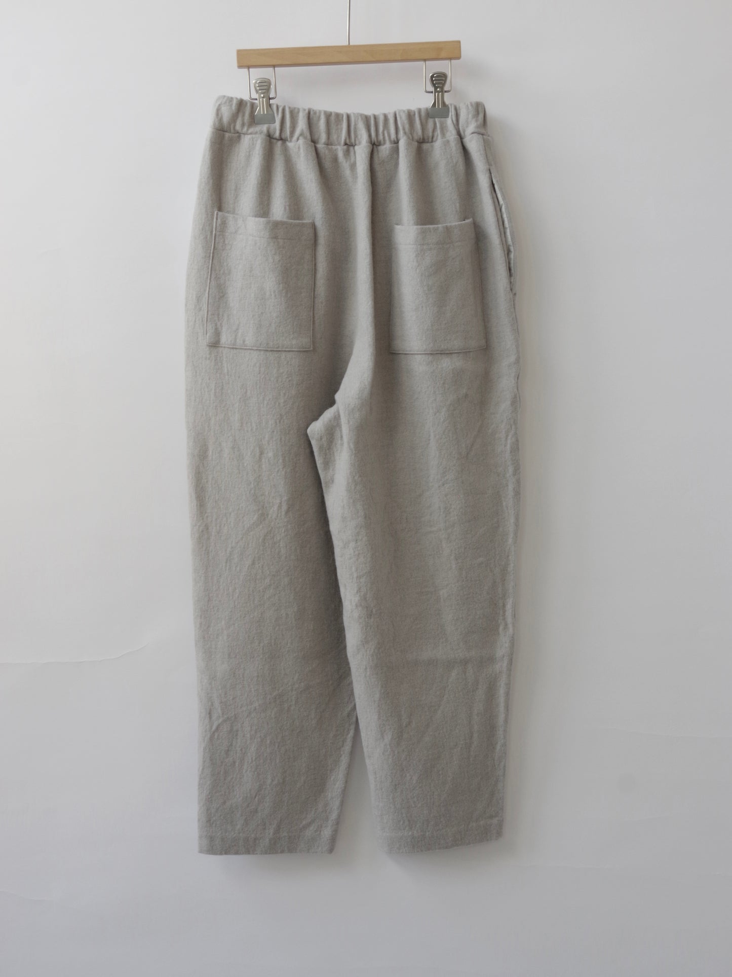 ウール圧縮 イージーテーパードパンツ | UNIVERSAL TISSU