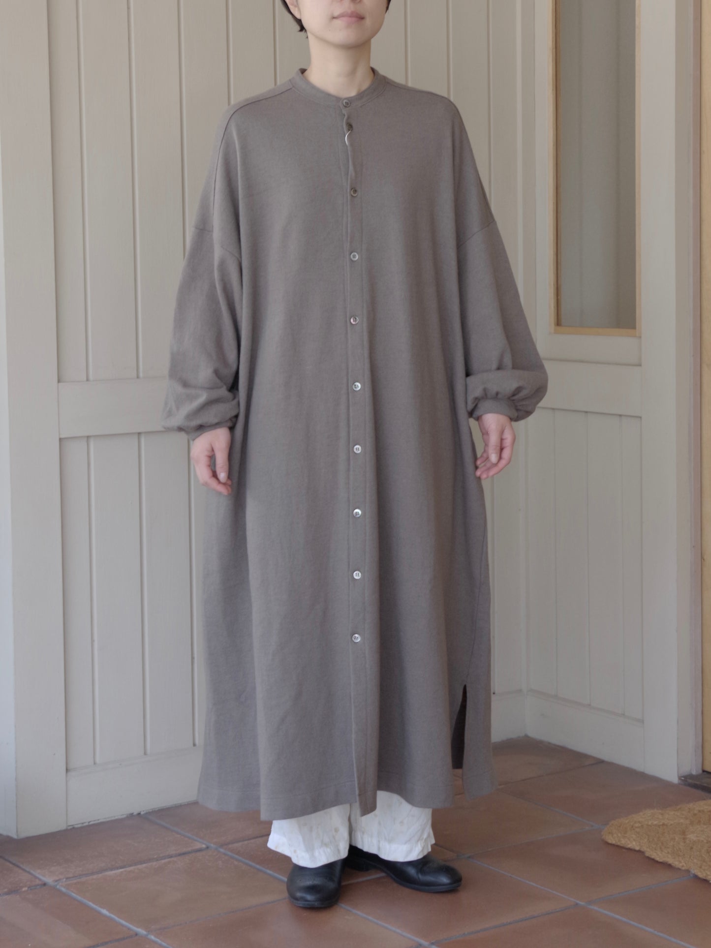 ウール圧縮 バンドカラーワンピースコート | UNIVERSAL TISSU