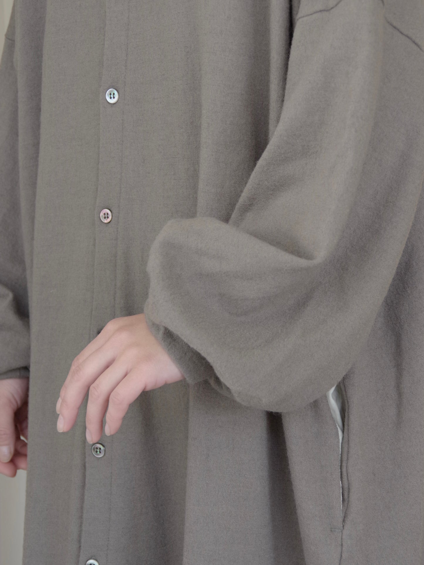 ウール圧縮 バンドカラーワンピースコート | UNIVERSAL TISSU