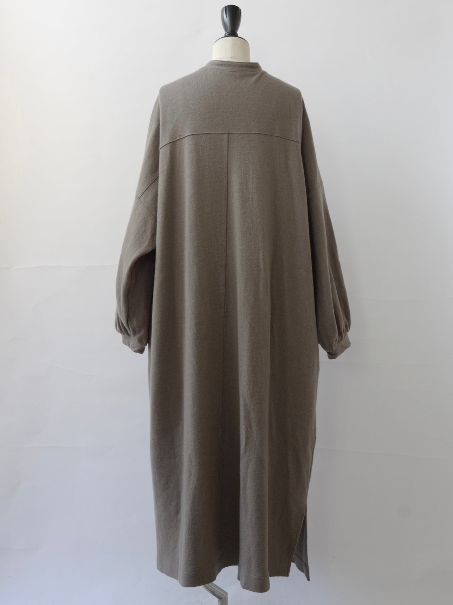 ウール圧縮 バンドカラーワンピースコート | UNIVERSAL TISSU