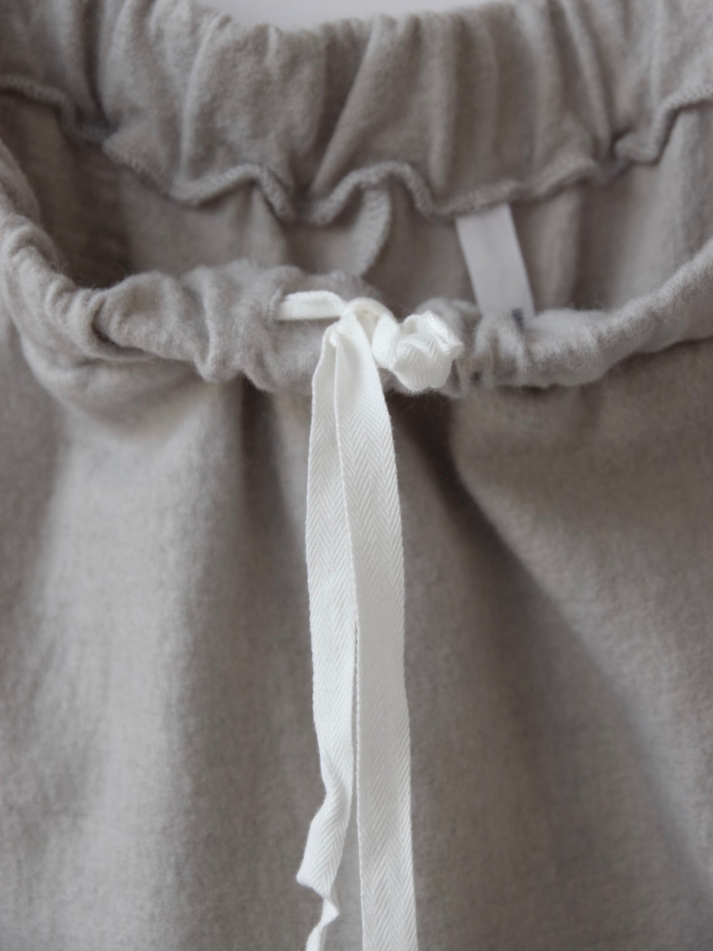 ウール圧縮 イージーテーパードパンツ | UNIVERSAL TISSU