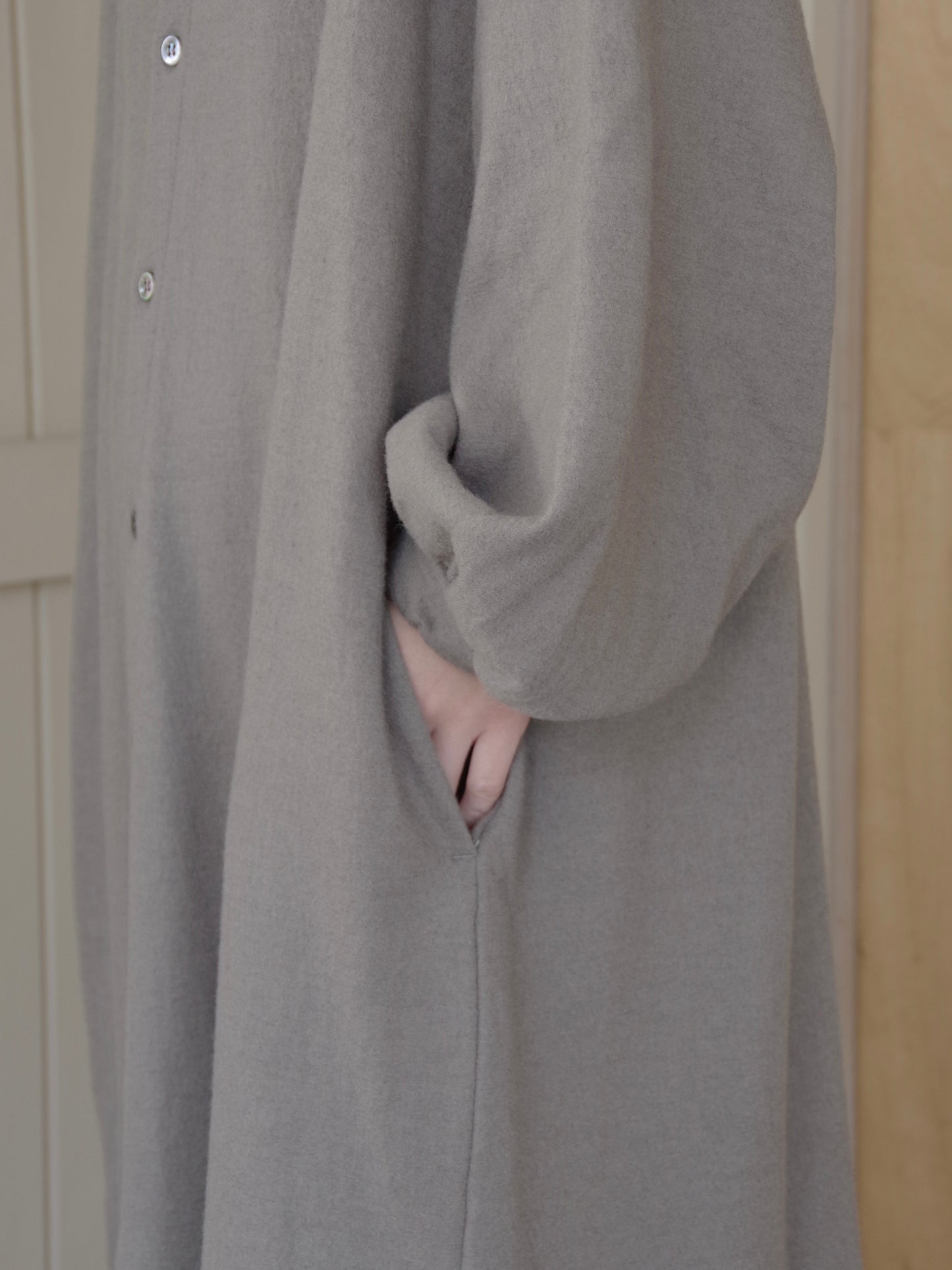 ウール圧縮 バンドカラーワンピースコート | UNIVERSAL TISSU