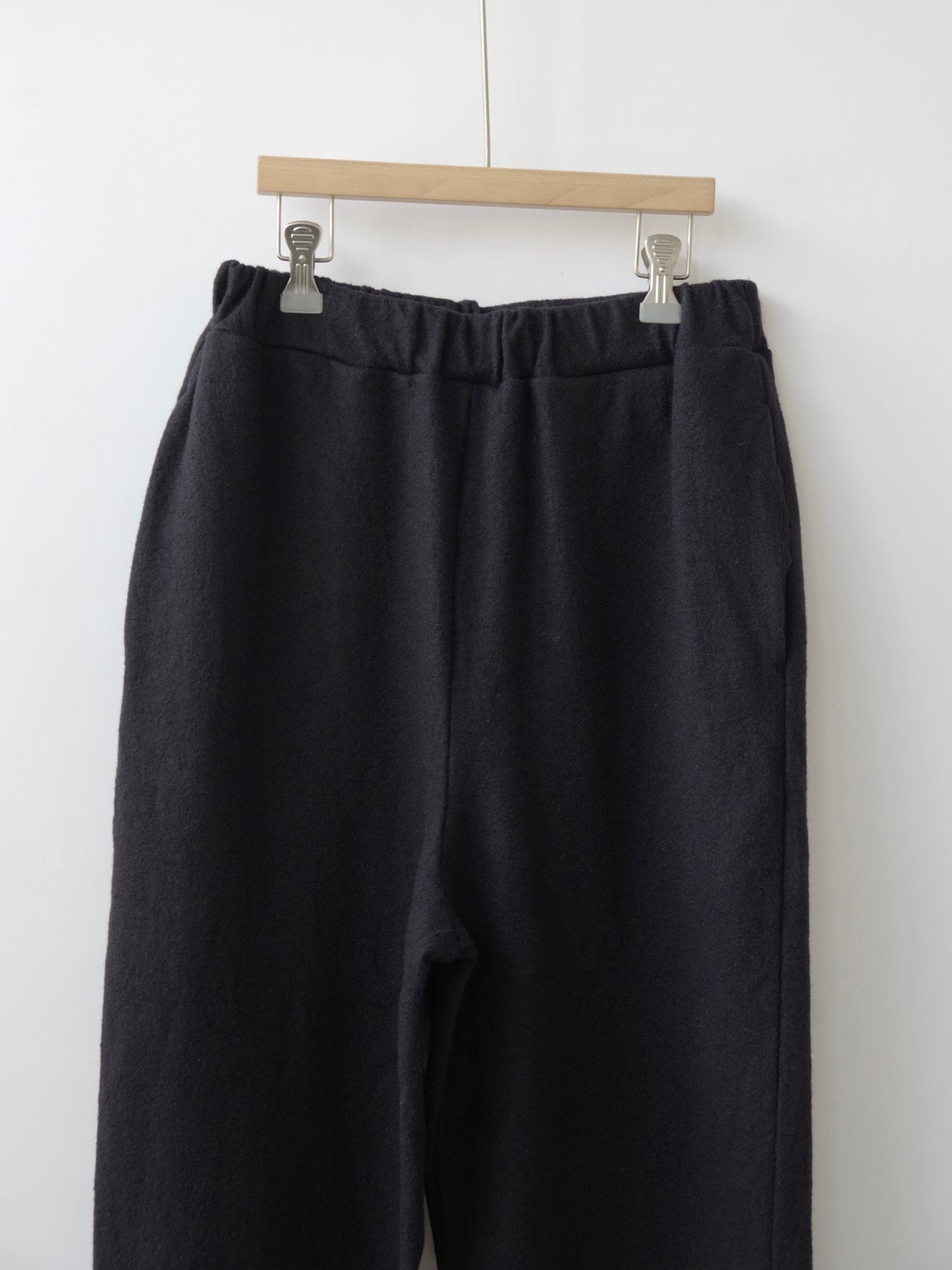 ウール圧縮 イージーテーパードパンツ | UNIVERSAL TISSU