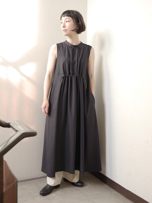 Nylon twill gathered sleeveless dress | itochi