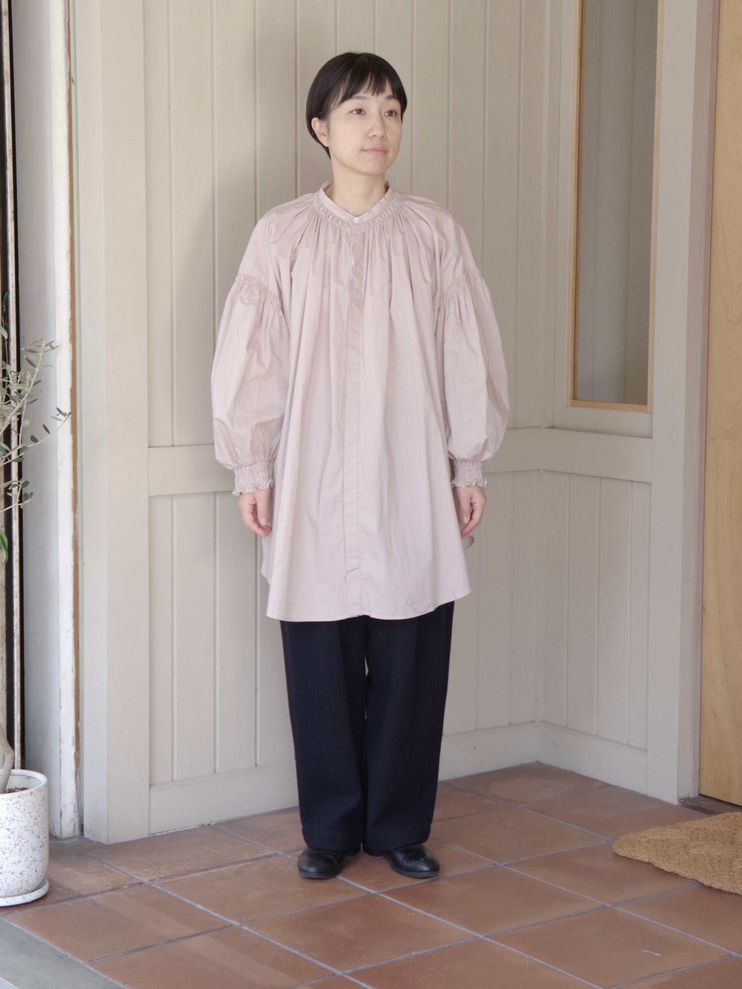 ナチュラルタイプライターロングスリーブトリプルシャーリングブラウス | UNIVERSAL TISSU