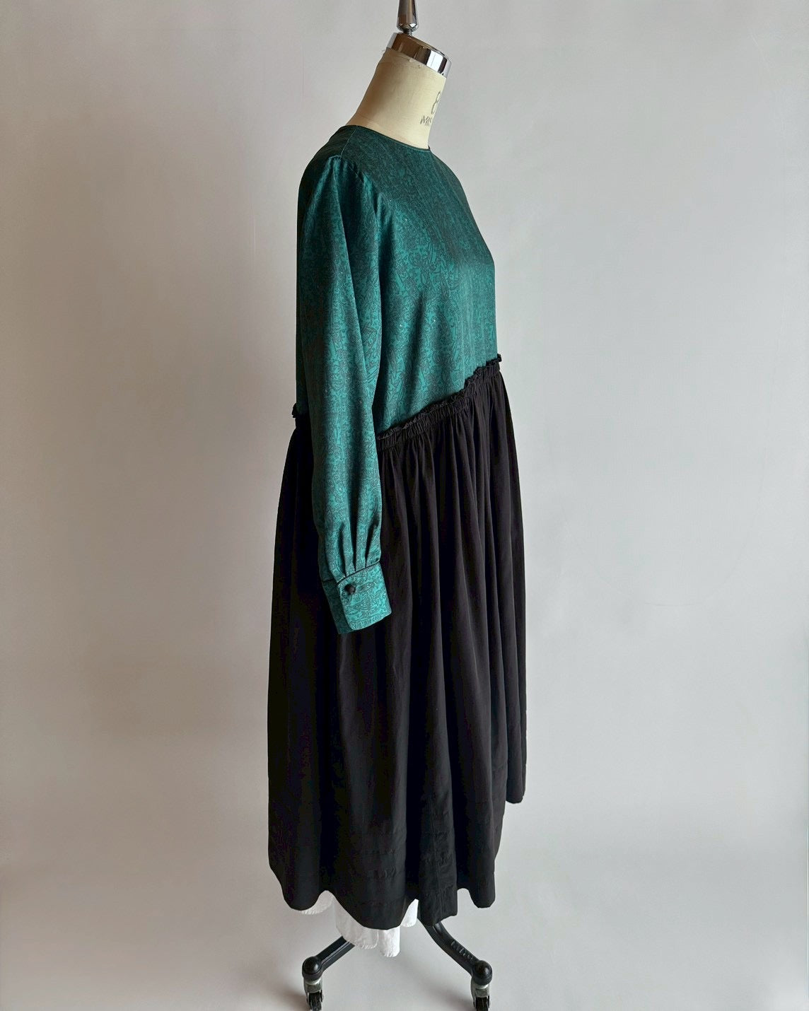 フリルカラーギャザー切り替えワンピース MO-25-OP-074 | motley