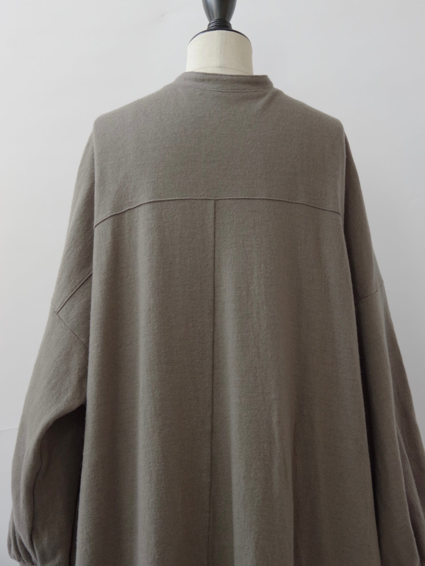 ウール圧縮 バンドカラーワンピースコート | UNIVERSAL TISSU