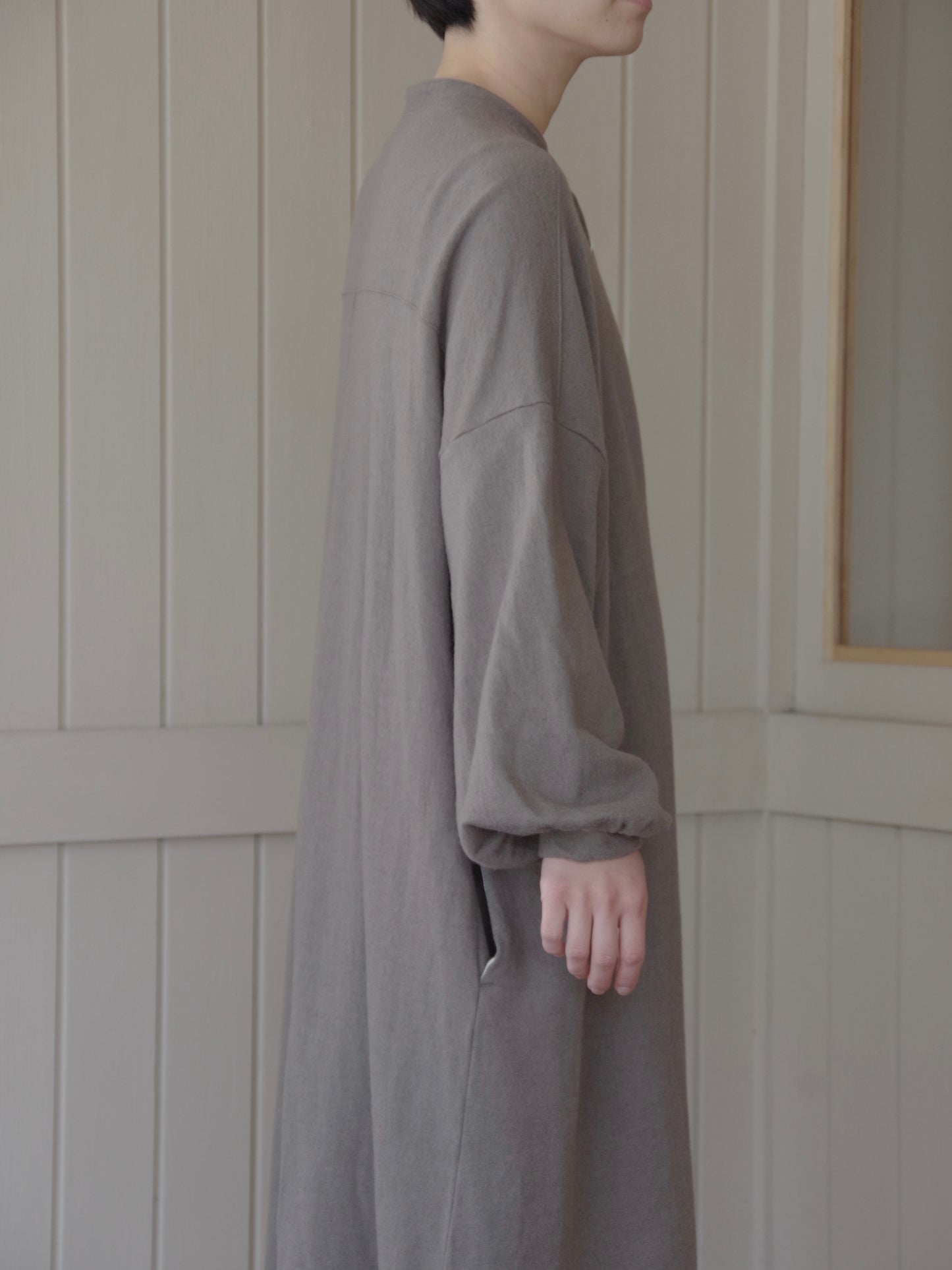 ウール圧縮 バンドカラーワンピースコート | UNIVERSAL TISSU