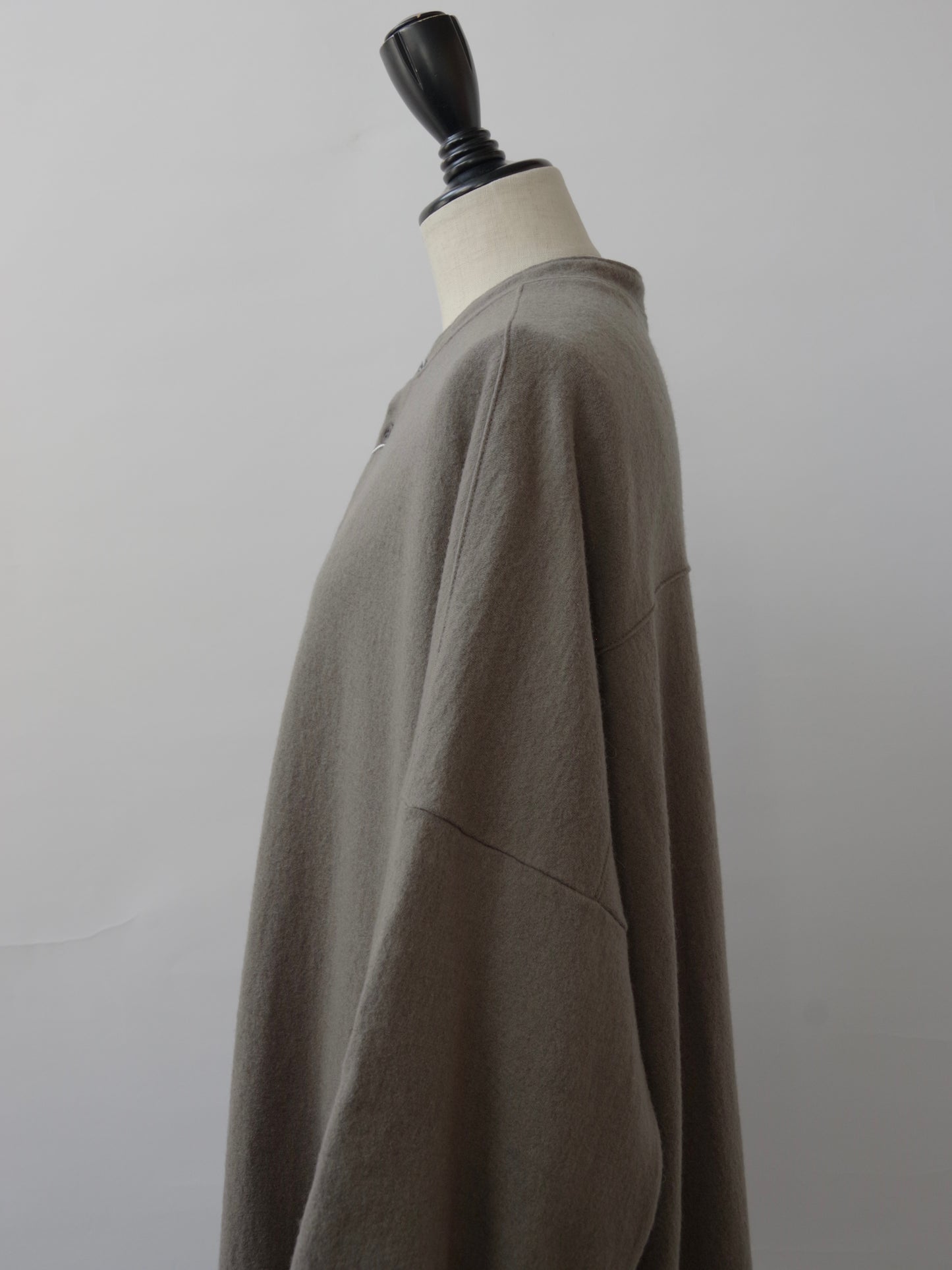 ウール圧縮 バンドカラーワンピースコート | UNIVERSAL TISSU